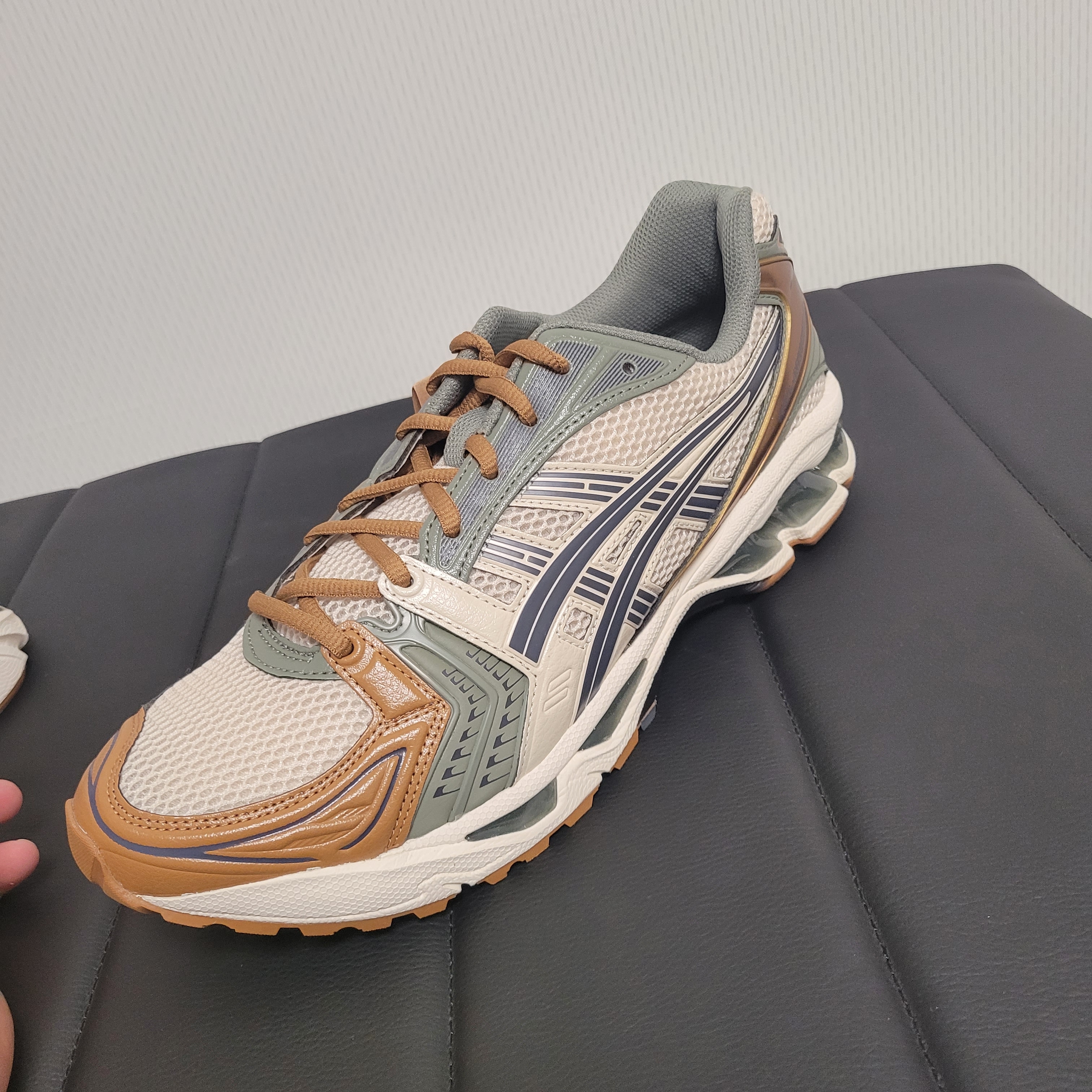 Asics Gel-Kayano 14 Vanilla Tarmac 착용 스타일 - 1