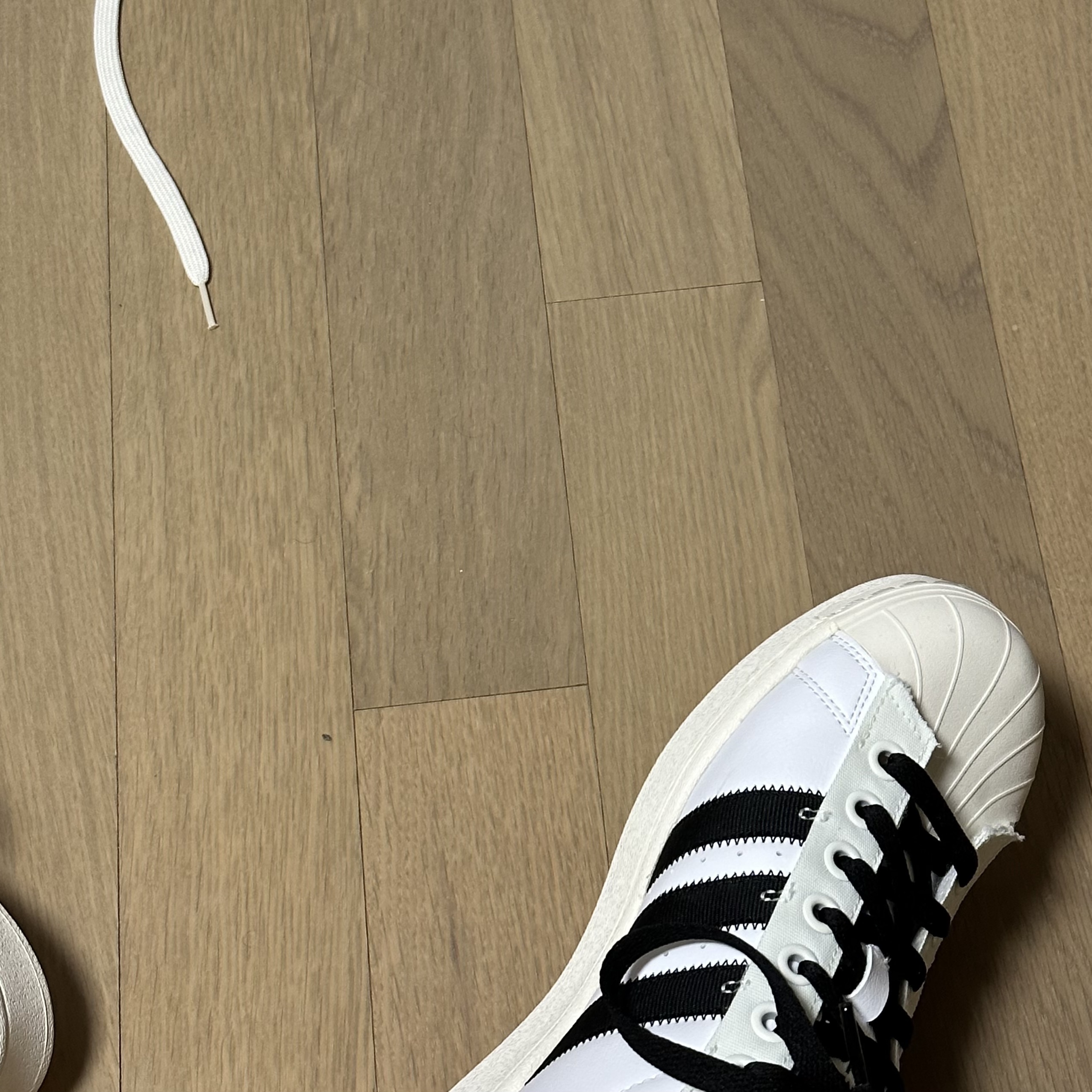 Adidas x Parley Superstar White 착용 스타일 - 2