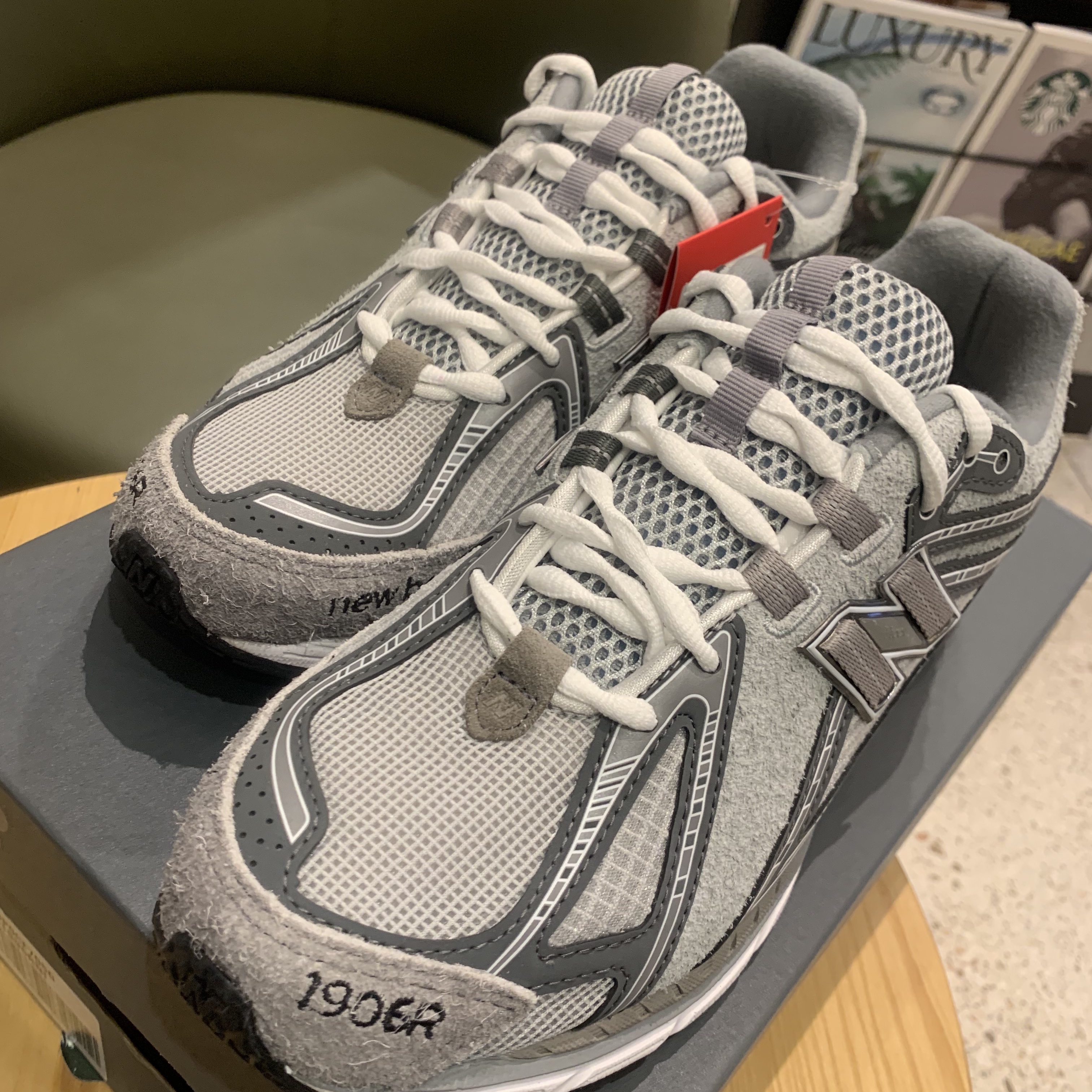 New Balance x Invincible x N.Hoolywood 1906R Gray 착용 스타일 - 4