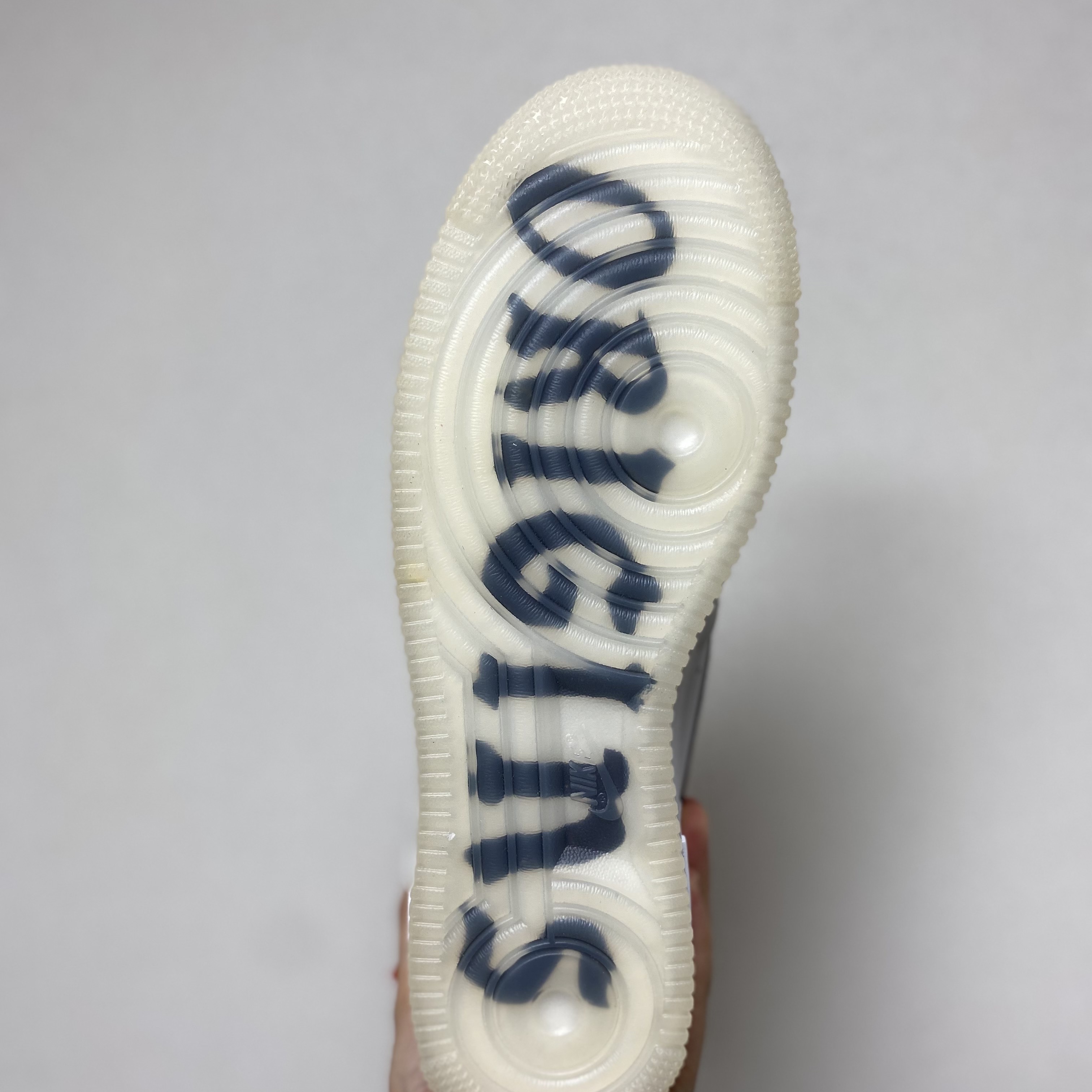 Nike Air Force 1 '07 PRM Bronx Origins 착용 스타일 - 3