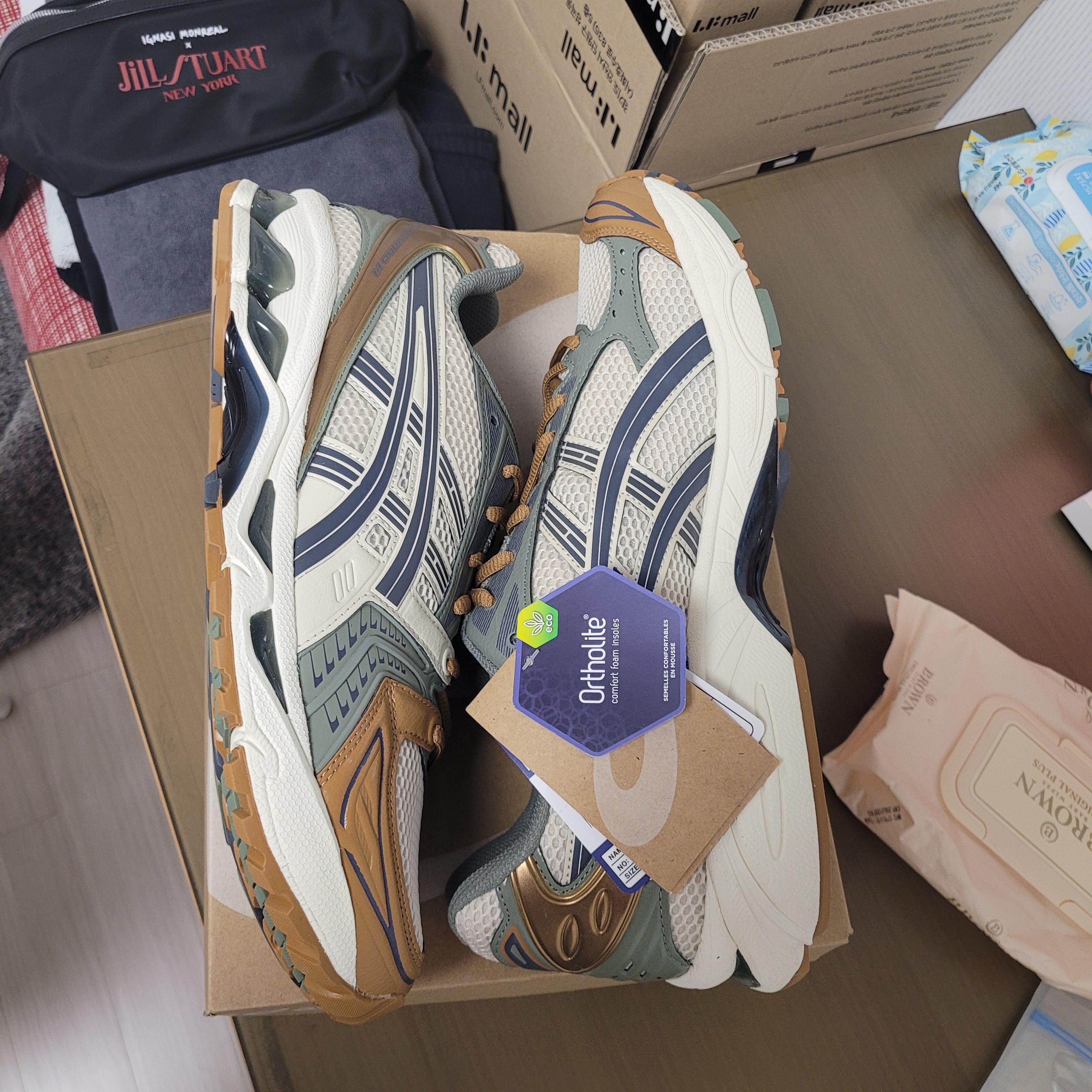 Asics Gel-Kayano 14 Vanilla Tarmac 착용 스타일 - 2