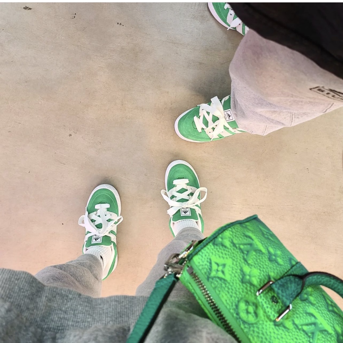 Adidas Adimatic Green, Louis Vuitton Keepall XS Blue Green 착용 스타일