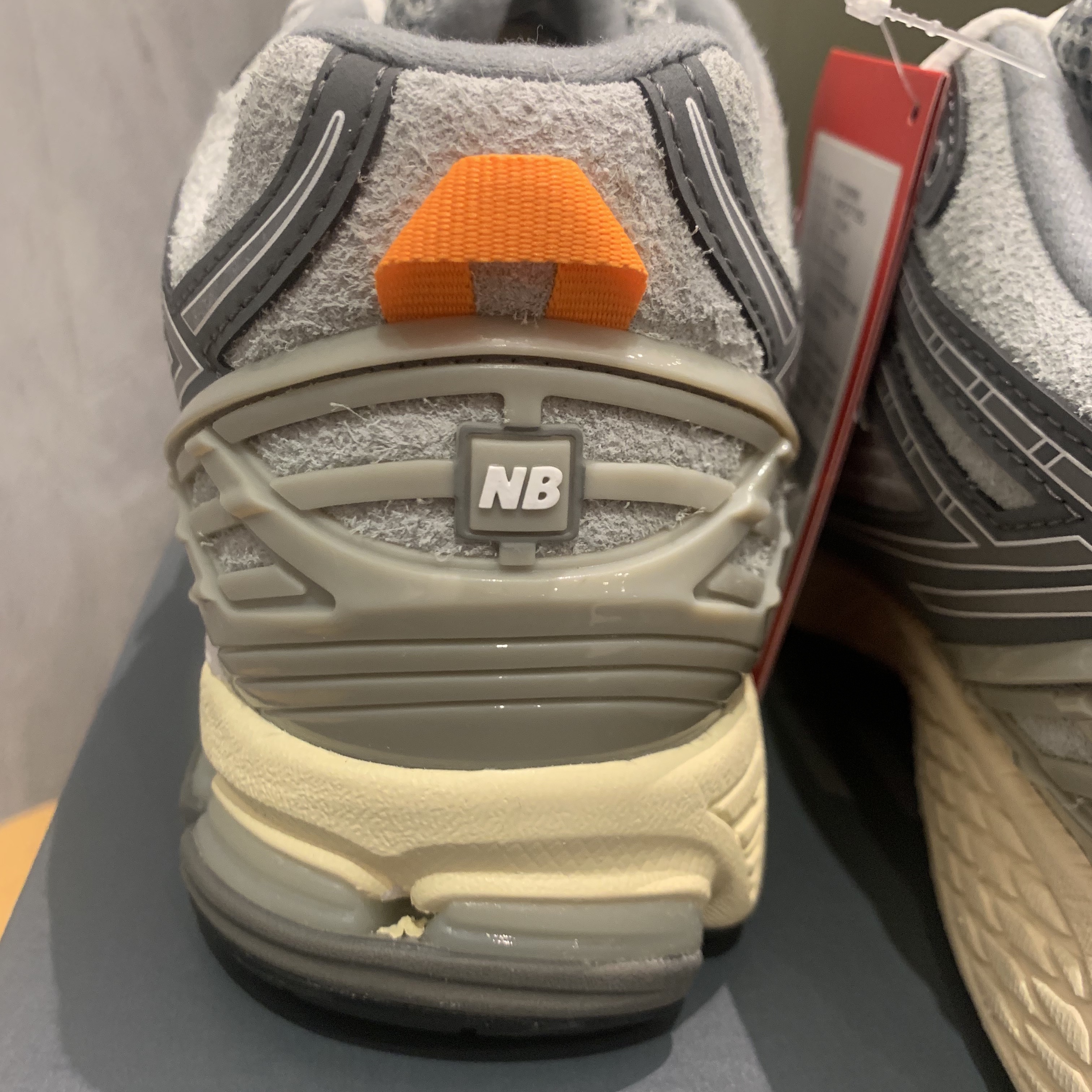 New Balance x Invincible x N.Hoolywood 1906R Gray 착용 스타일 - 5