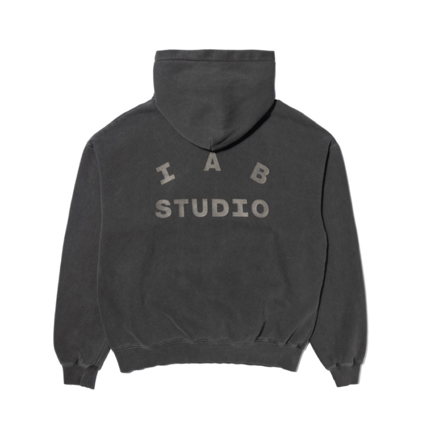 IAB Studio Pigment Hoodie & Sack Black 착용 스타일