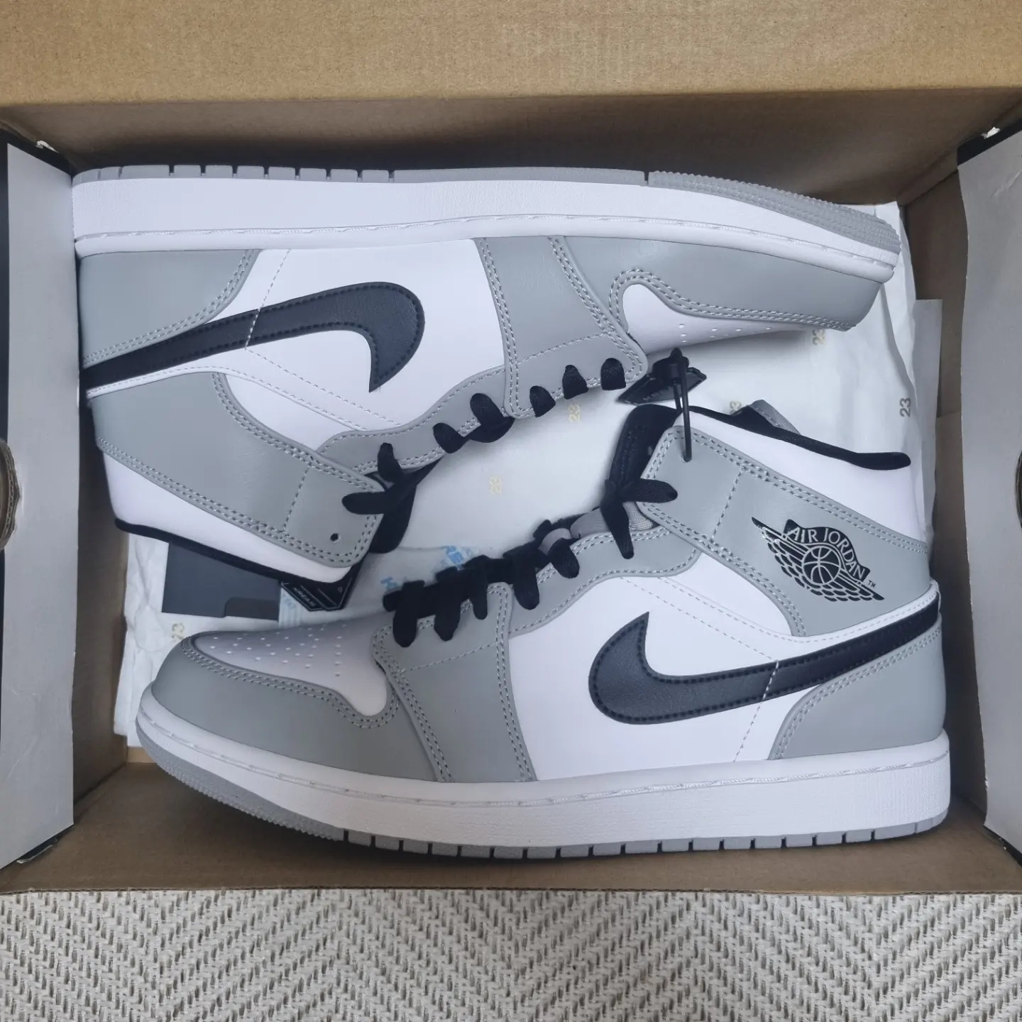 Jordan 1 Mid Light Smoke Grey 착용 스타일 - 5