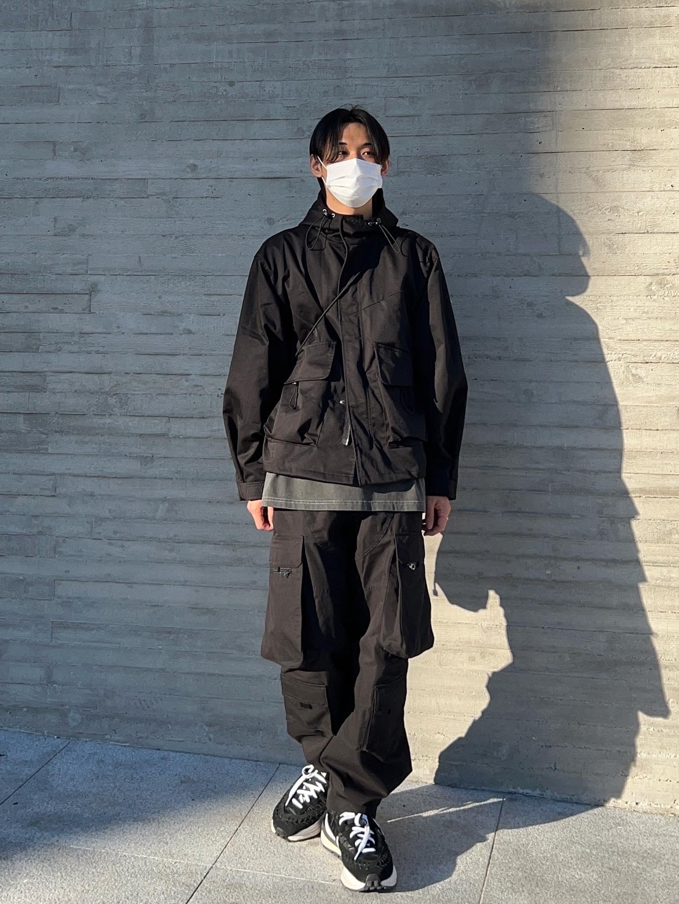 Nike x Sacai x Jean Paul Gaultier VaporWaffle Black White 착용 스타일 - 2