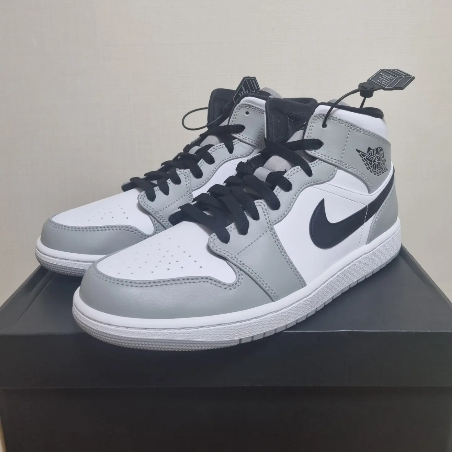 Jordan 1 Mid Light Smoke Grey 착용 스타일 - 2