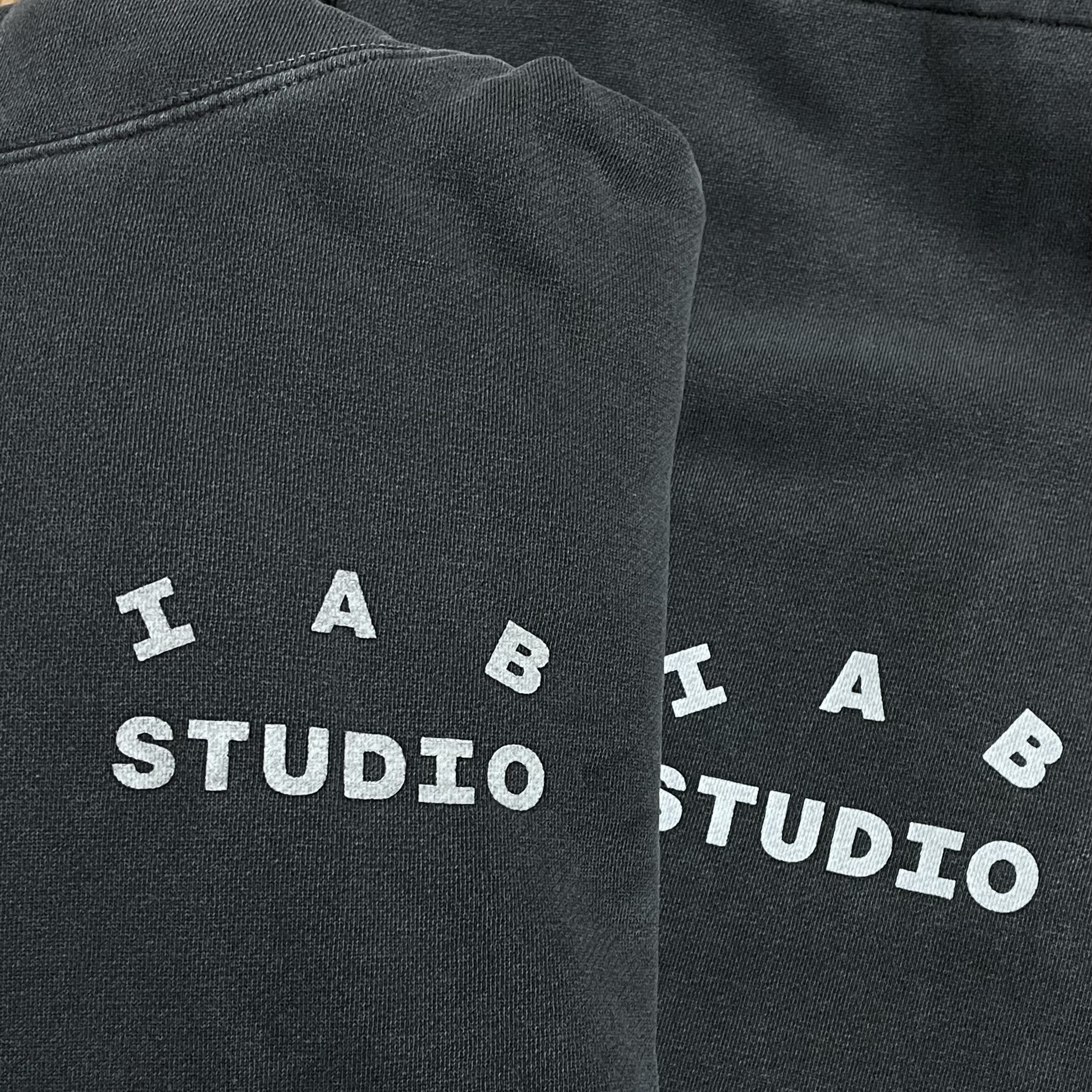 IAB Studio Pigment Hoodie & Sack Black 착용 스타일 - 2