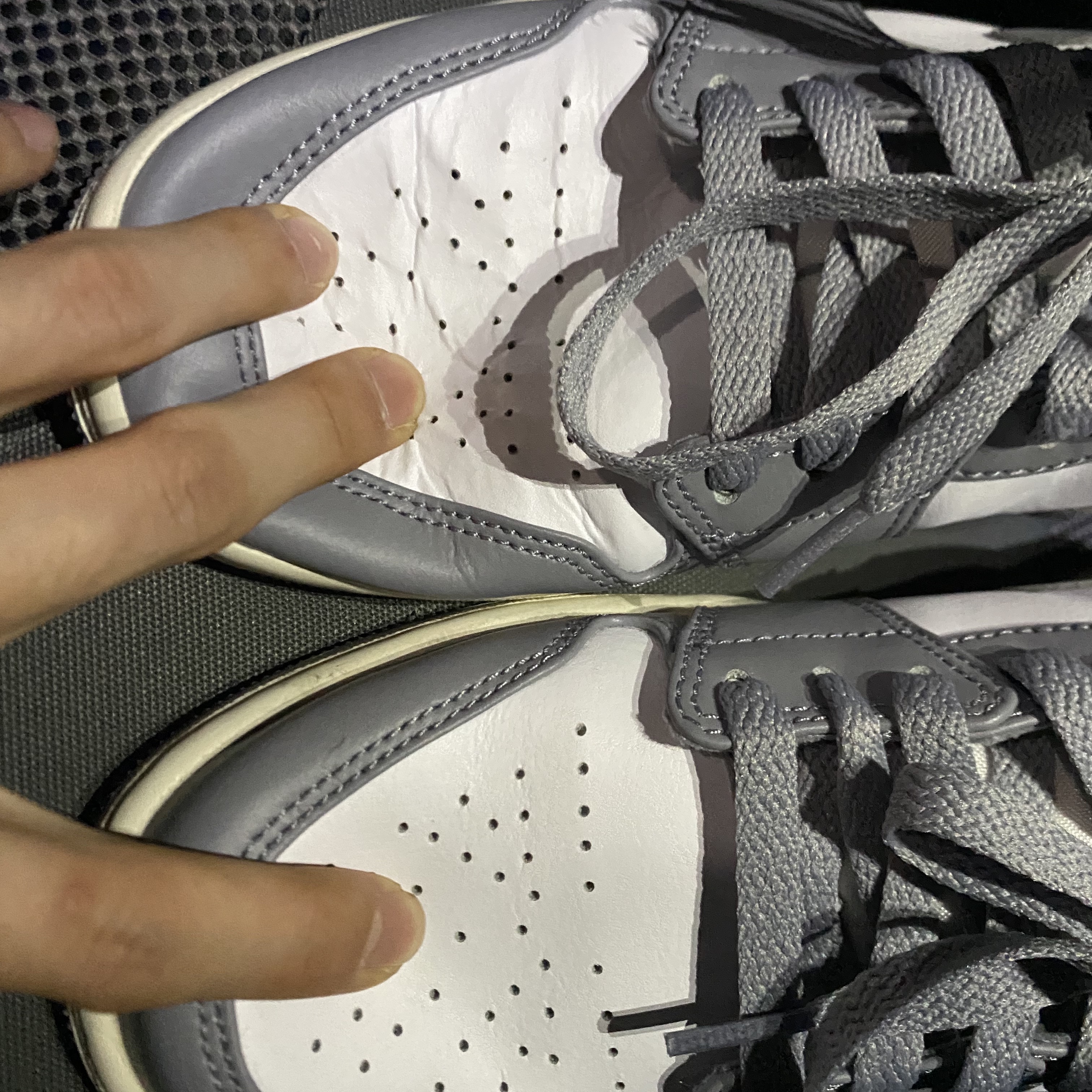 Jordan 1 Low Stealth and White 착용 스타일 - 2
