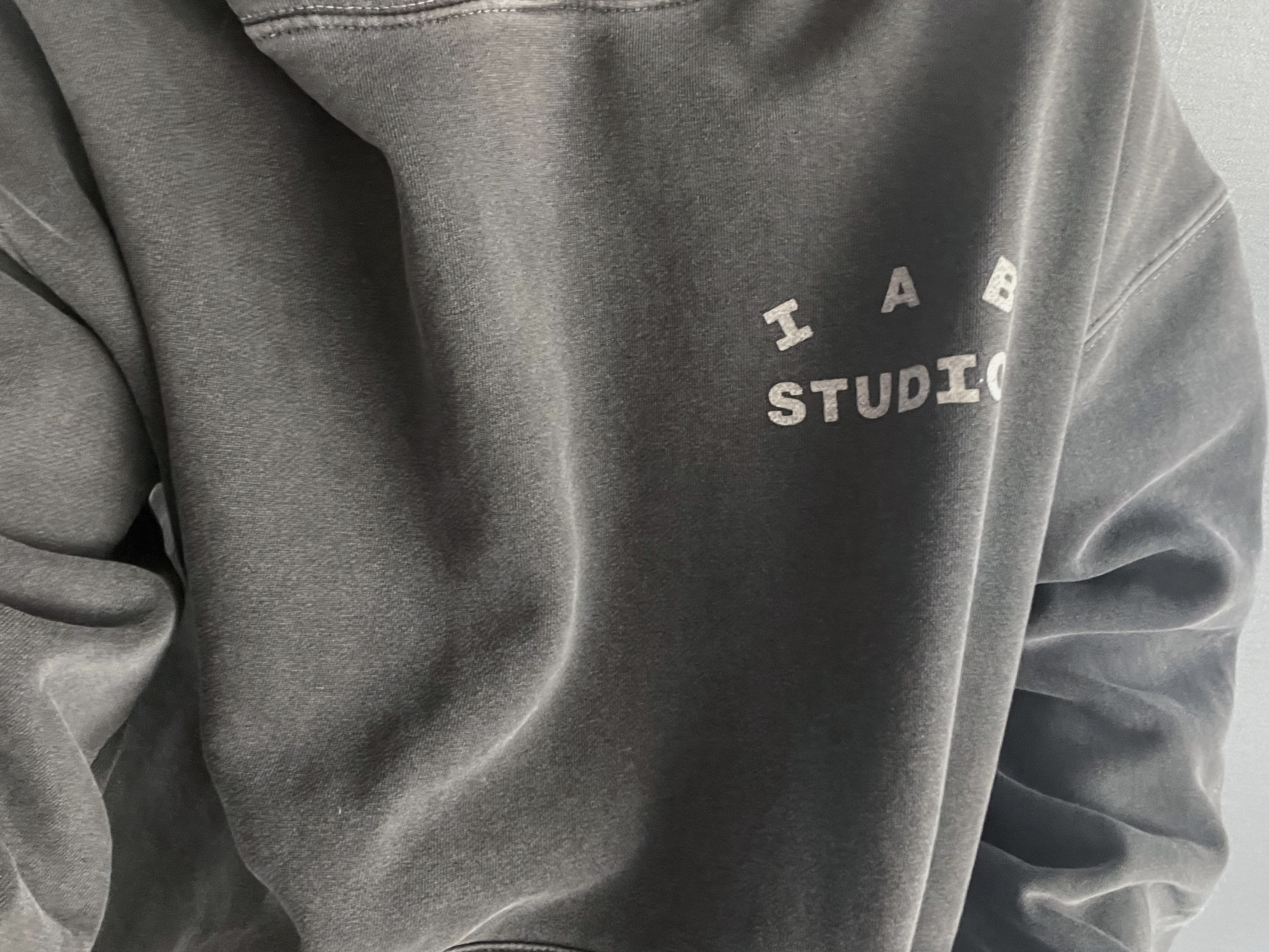 IAB Studio Pigment Hoodie & Sack Black 착용 스타일 - 2