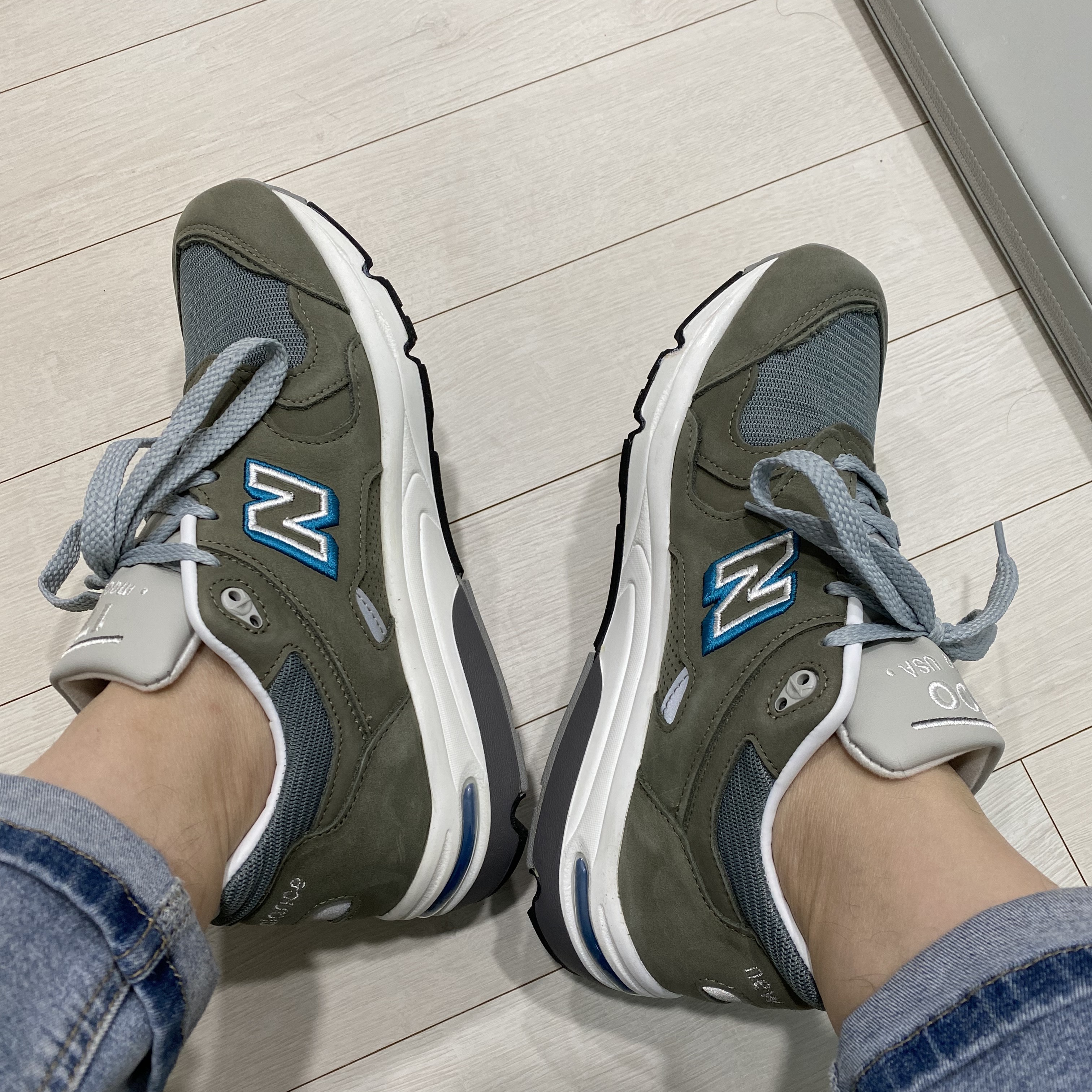 New Balance 1700 Made in USA Brown Steel Blue 착용 스타일 - 2