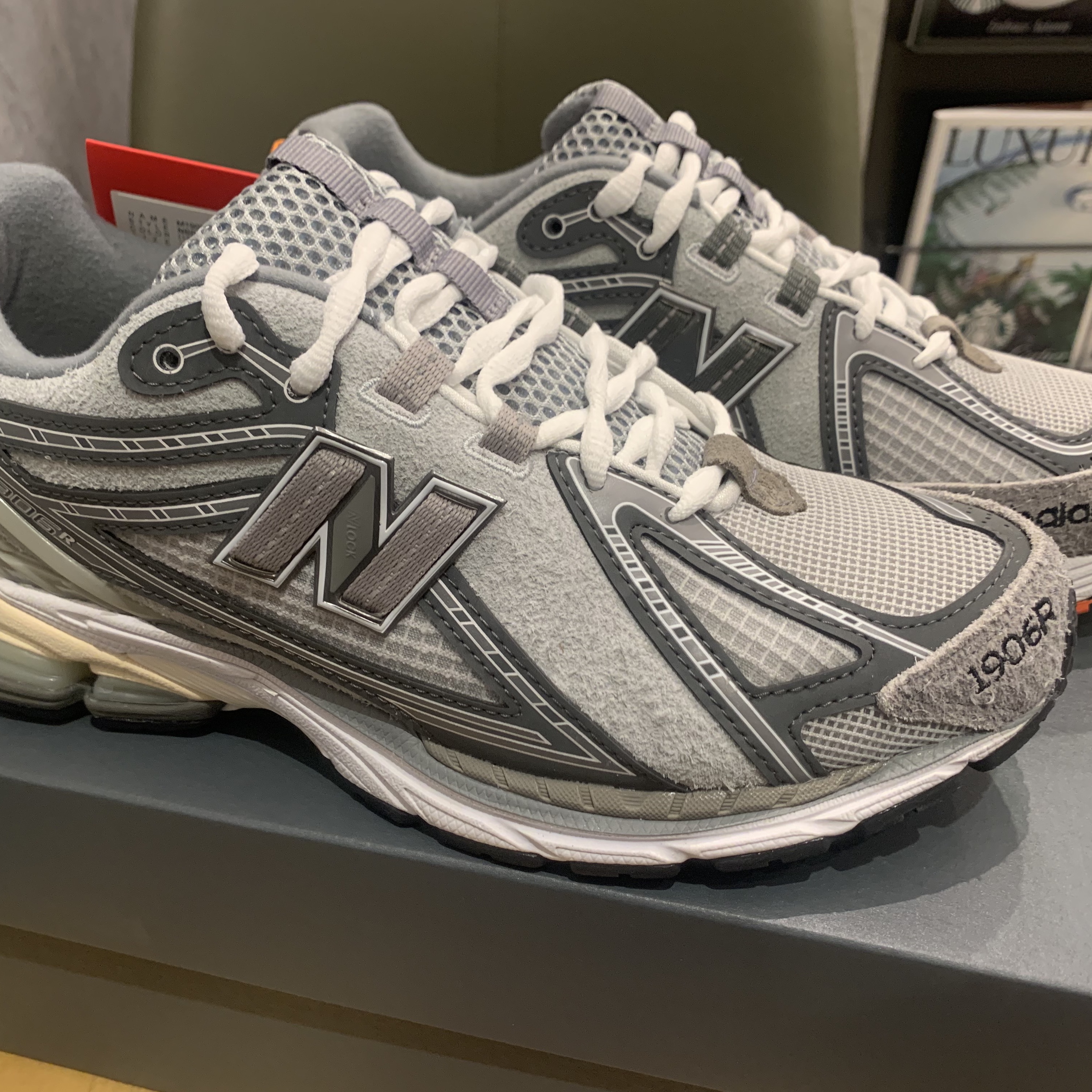 New Balance x Invincible x N.Hoolywood 1906R Gray 착용 스타일 - 1