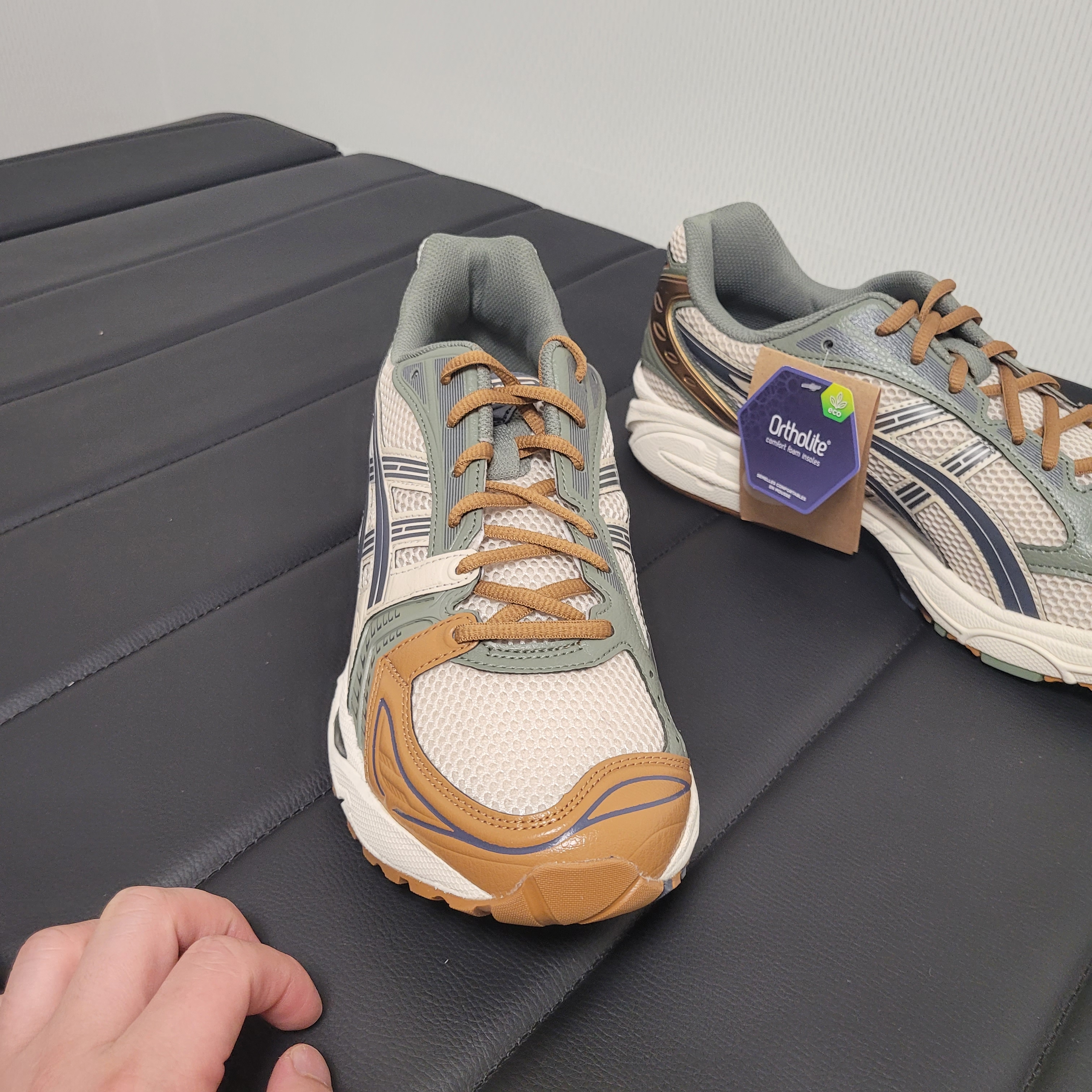 Asics Gel-Kayano 14 Vanilla Tarmac 착용 스타일 - 3