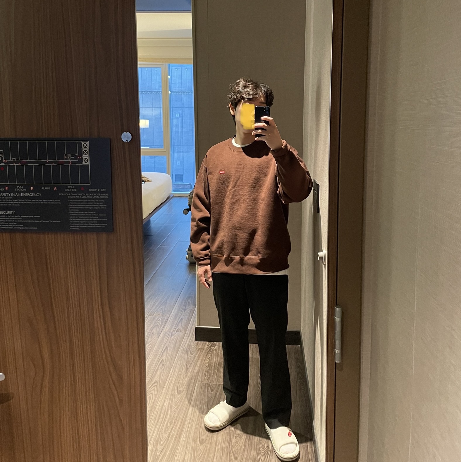 Supreme Small Box Crewneck Dark Brown - 22FW, Supreme Small Box T-Shirt Navy - 22FW 착용 스타일 - 1
