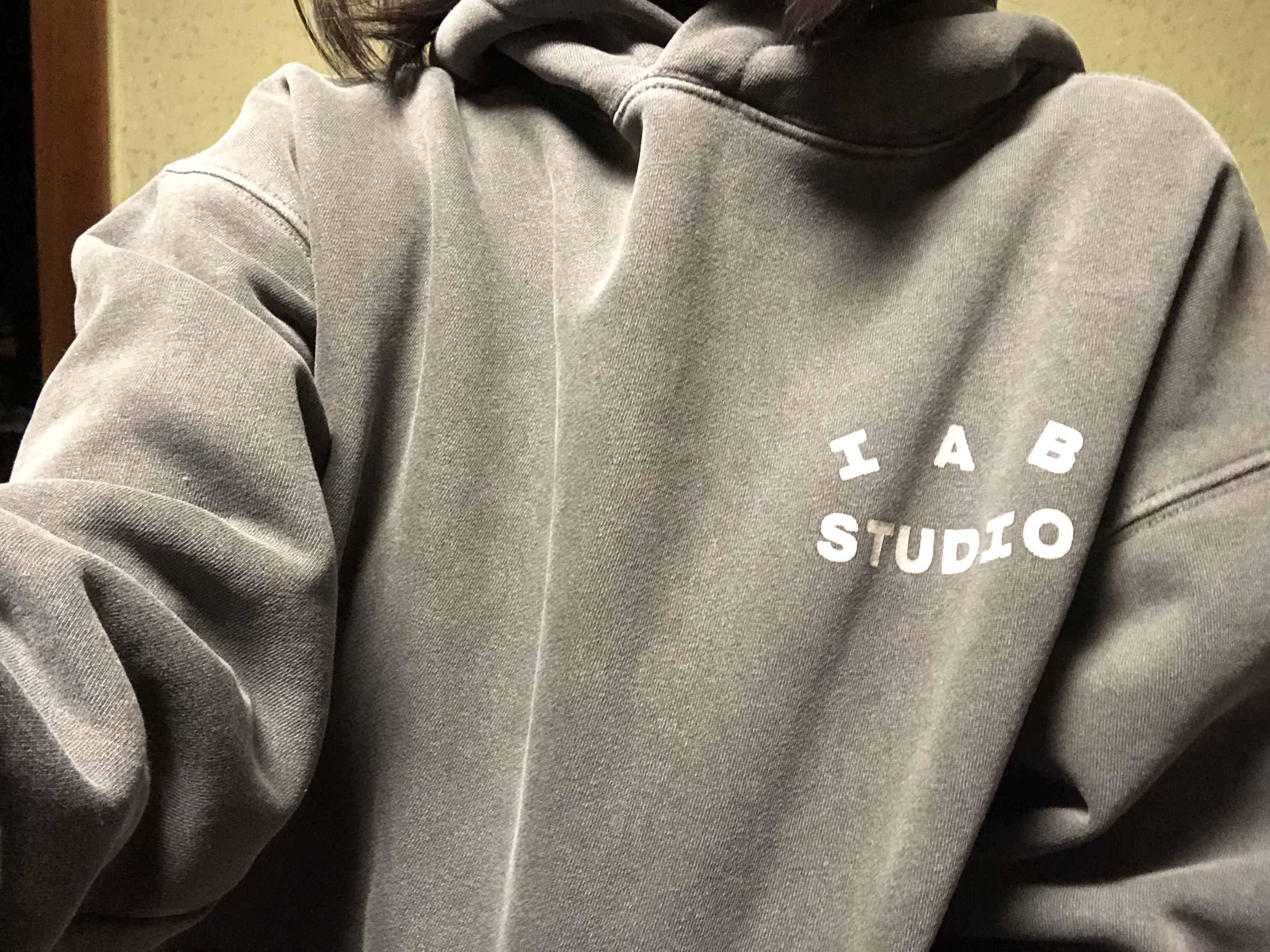 IAB Studio Pigment Hoodie & Sack Black 착용 스타일 - 2