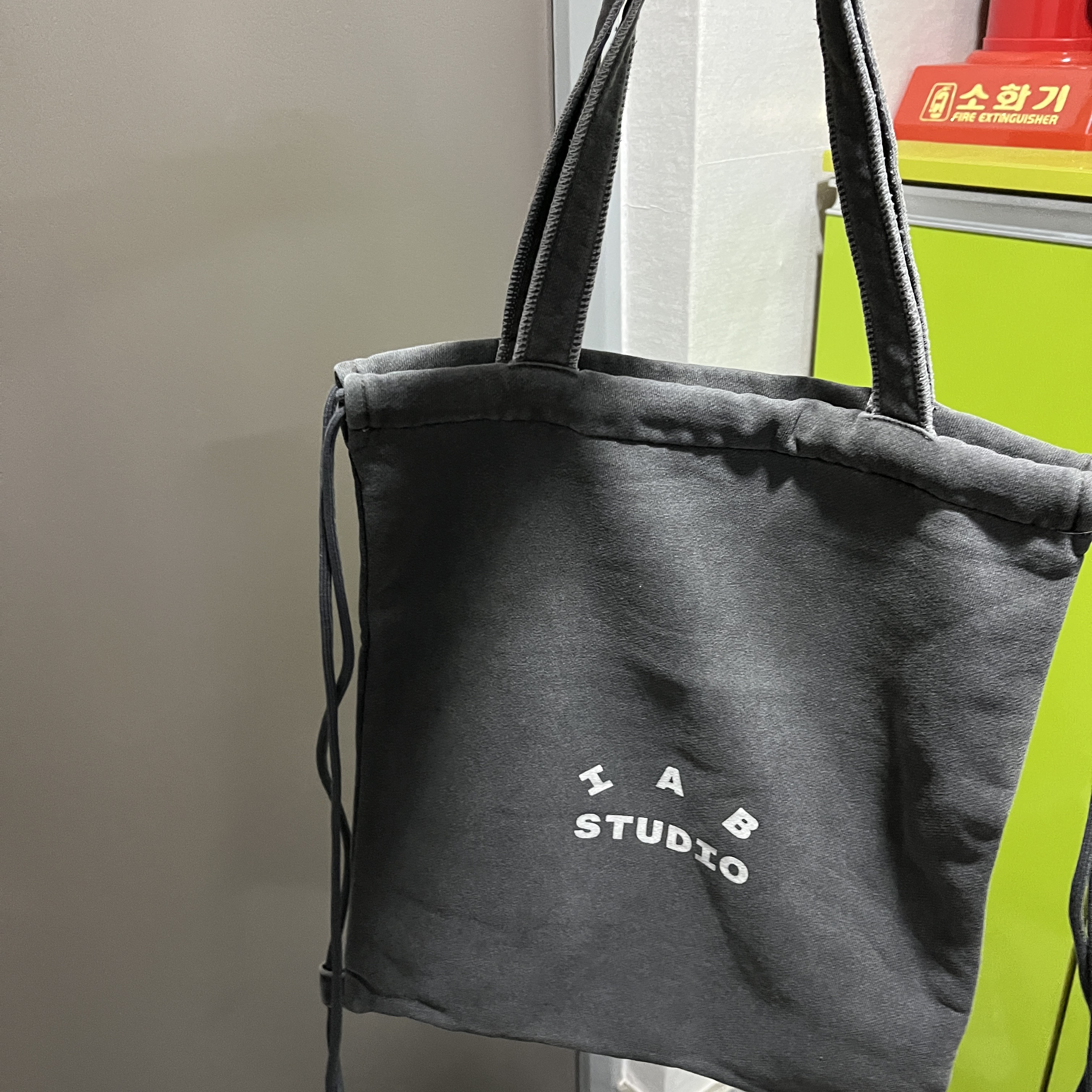 IAB Studio Pigment Sack Black 착용 스타일 - 1
