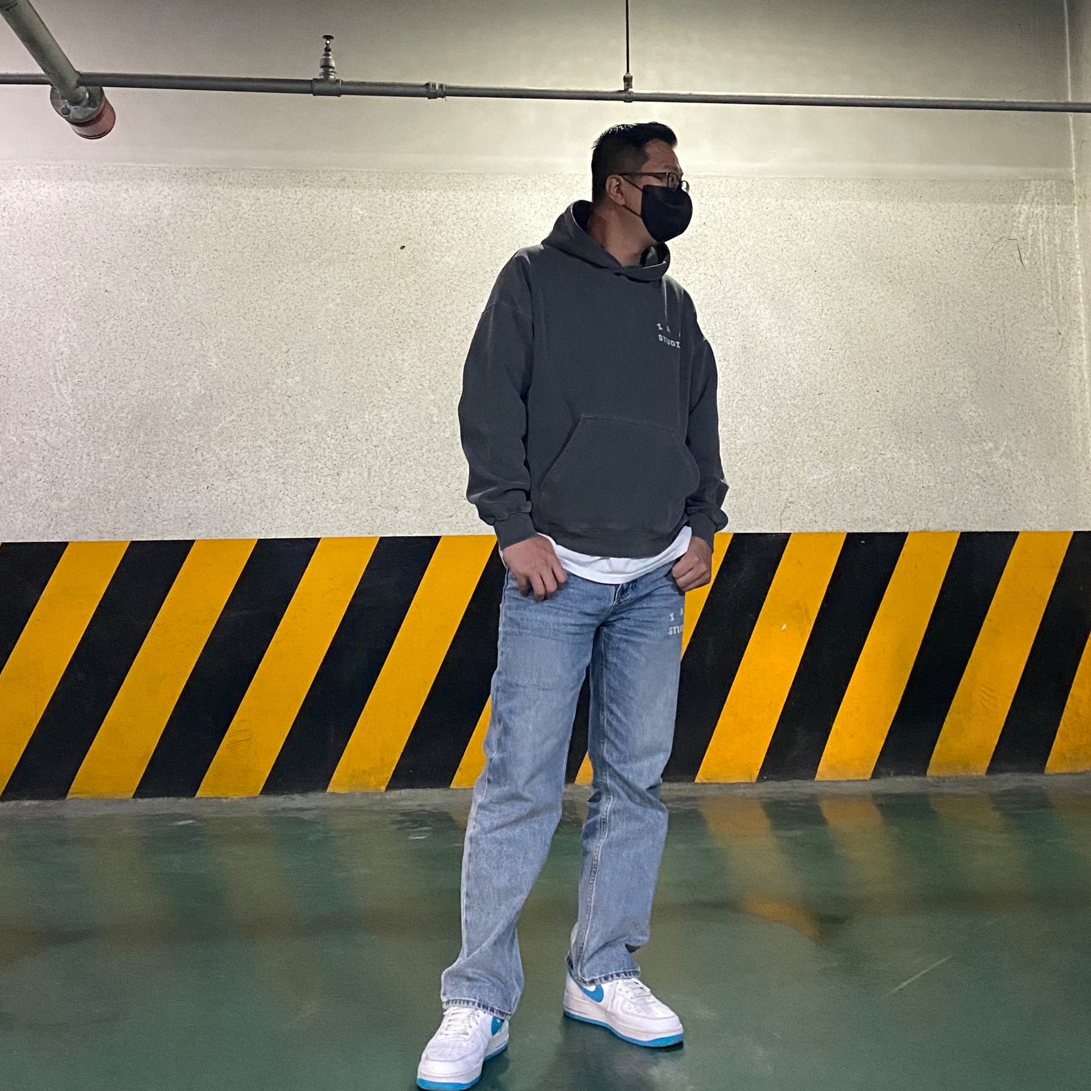 IAB Studio Pigment Hoodie & Sack Black, IAB Studio x Lee Denim Jeans Indigo Navy 착용 스타일 - 1