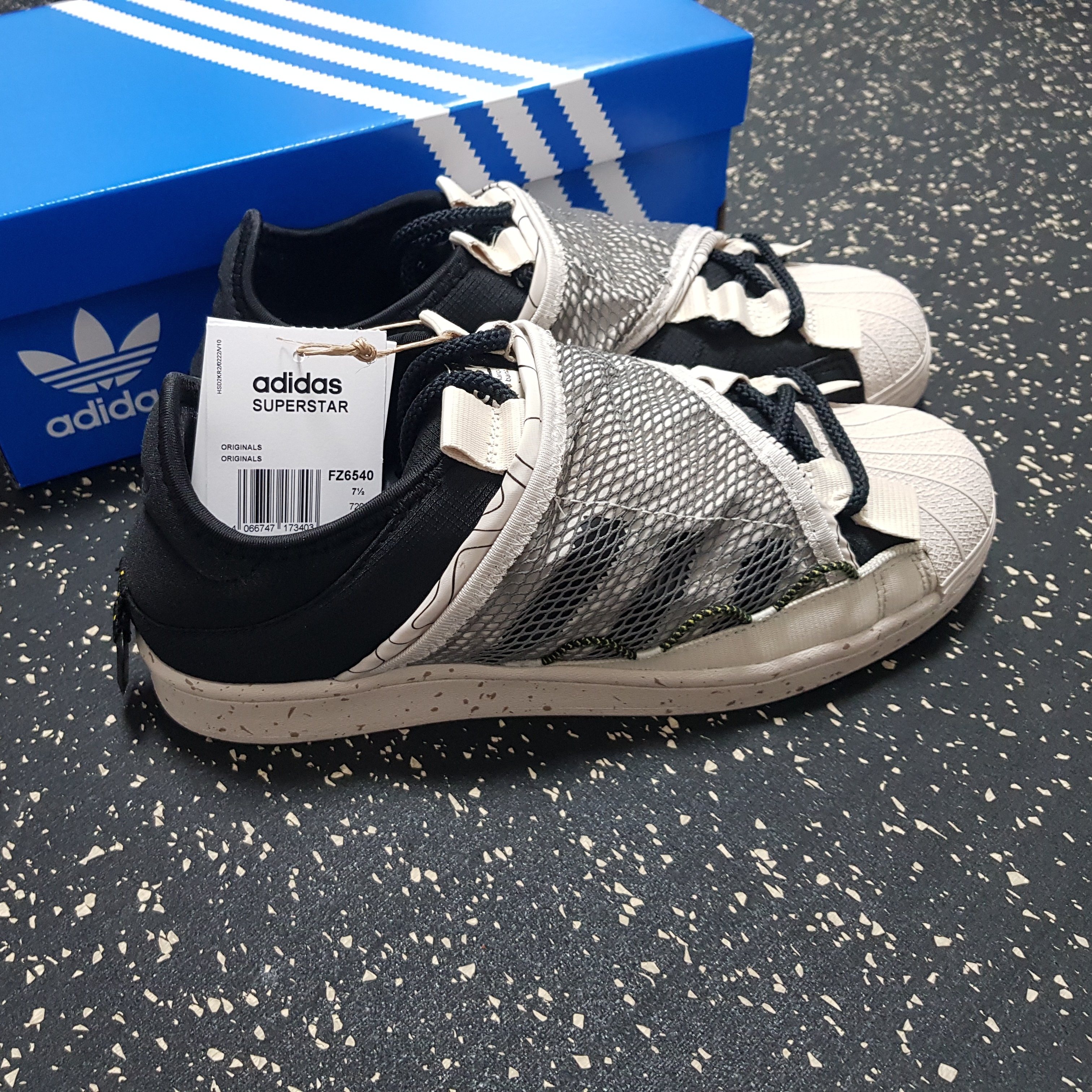 Adidas Superstar Bliss Core Black 착용 스타일