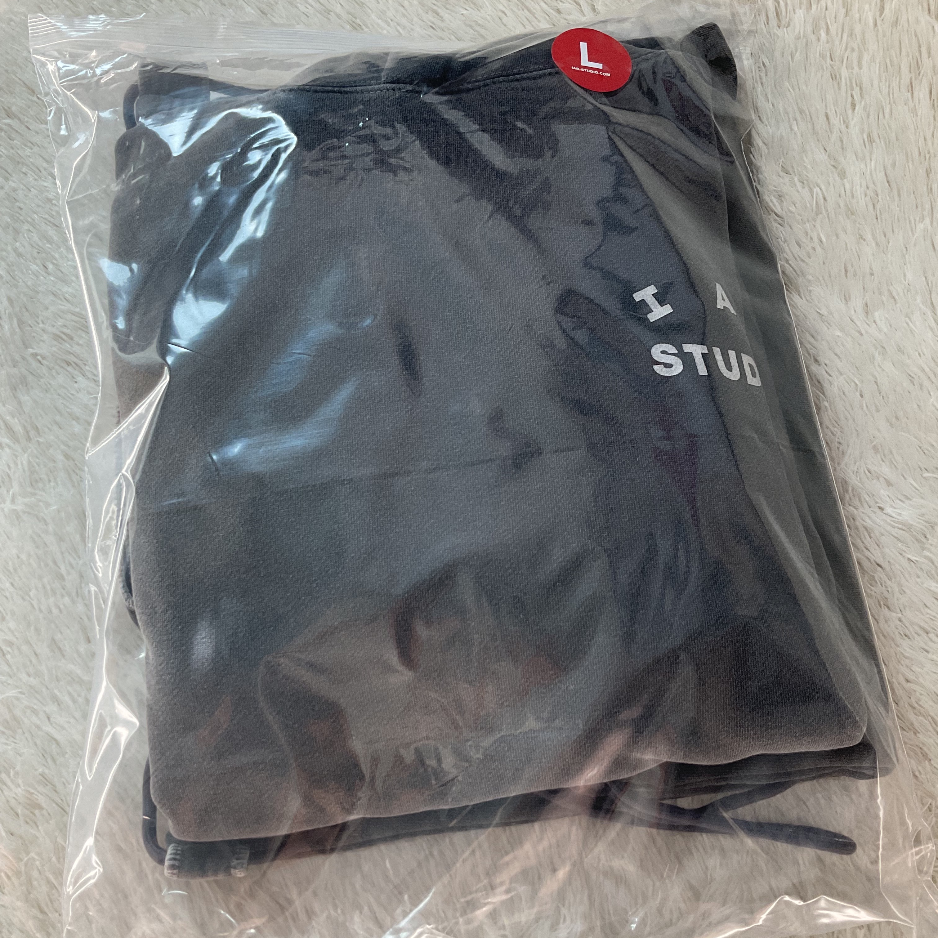 IAB Studio Pigment Hoodie & Sack Black 착용 스타일