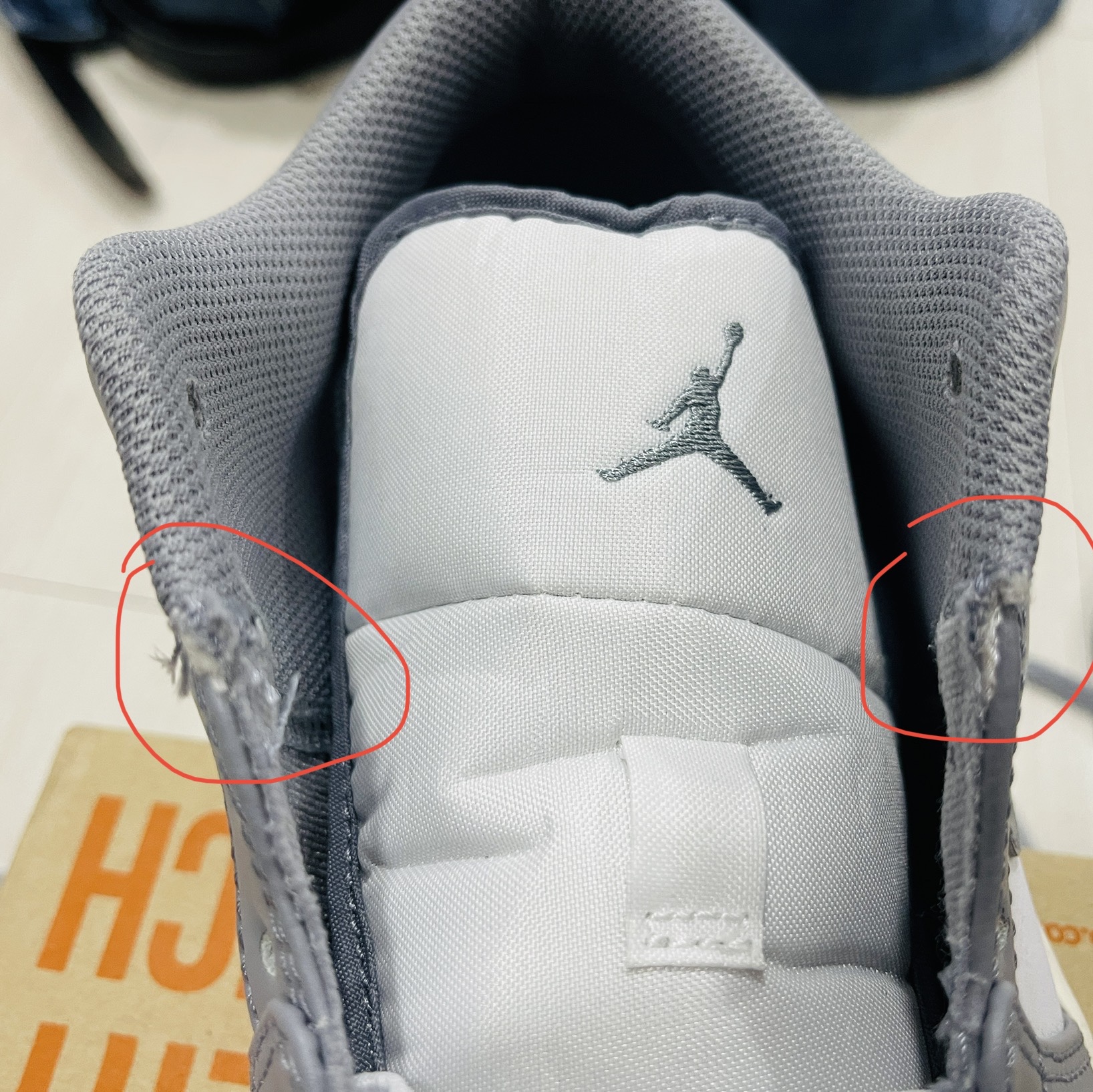 Jordan 1 Low Stealth and White 착용 스타일 - 1