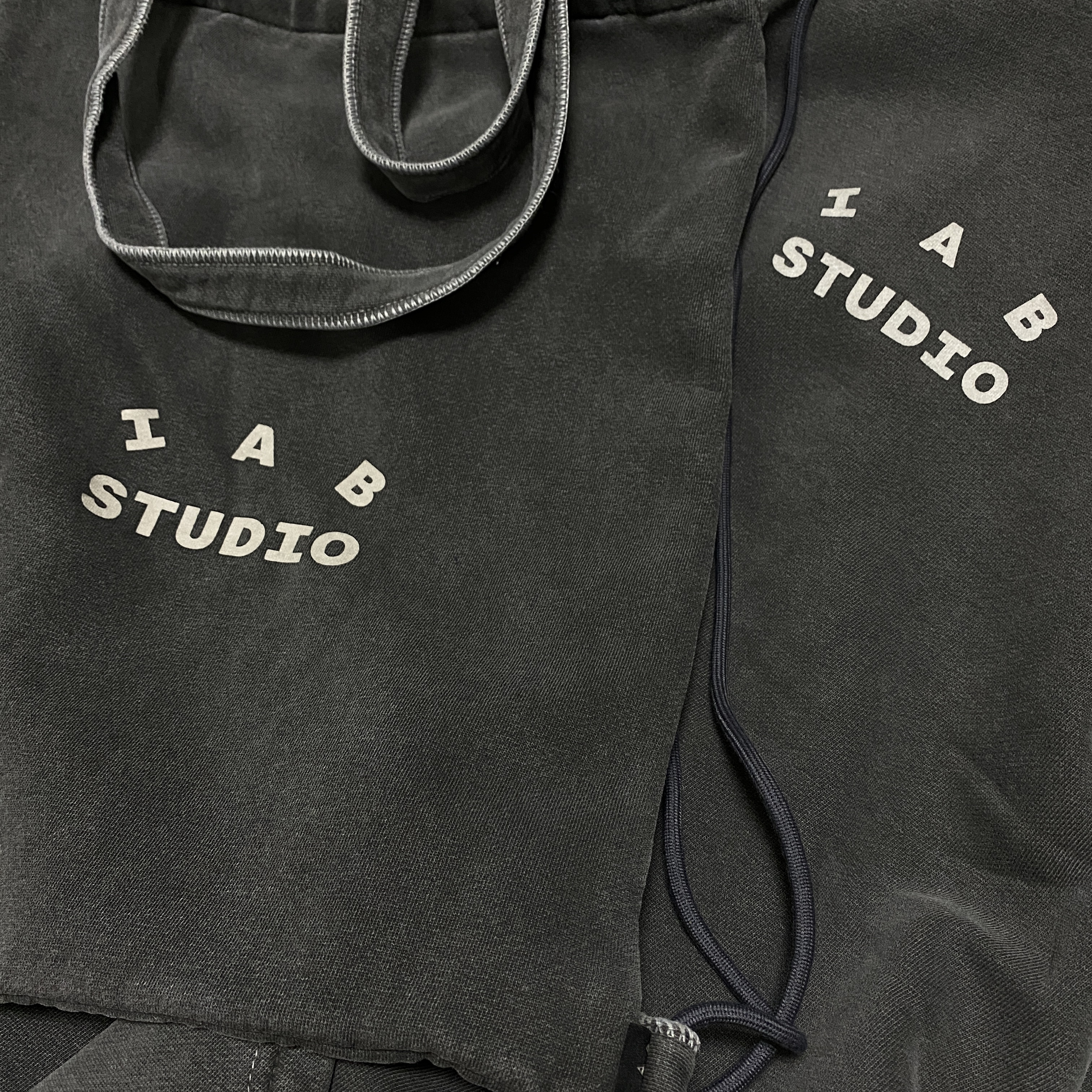 IAB Studio Pigment Hoodie & Sack Black 착용 스타일