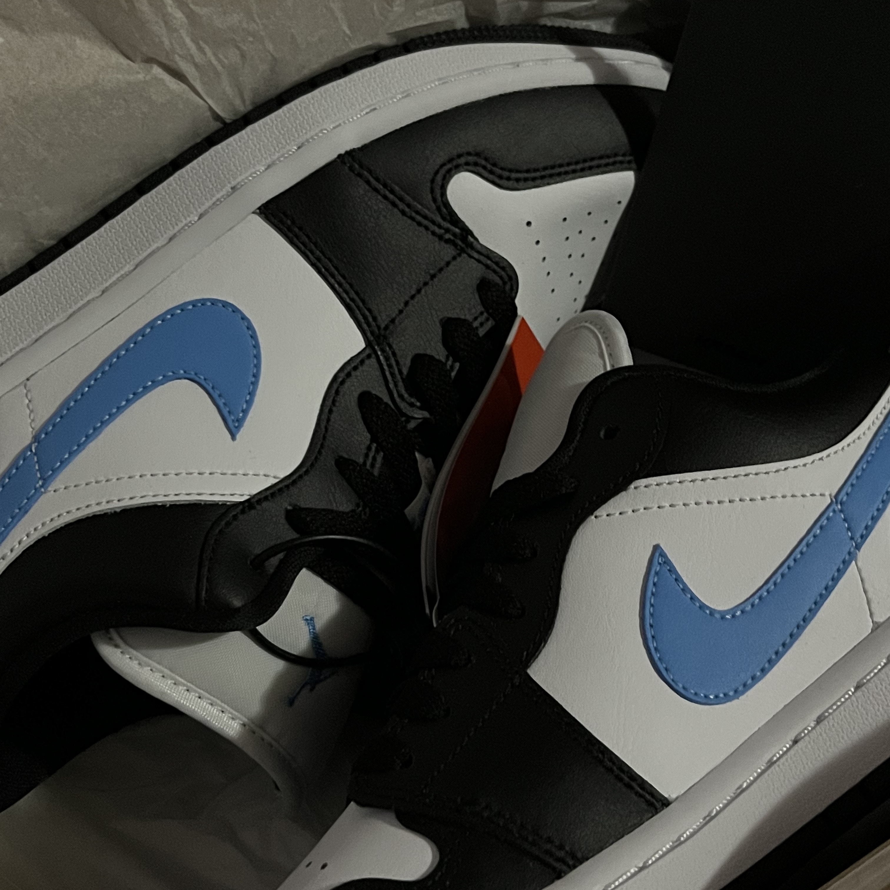 (W) Jordan 1 Low Black University Blue 착용 스타일 - 1