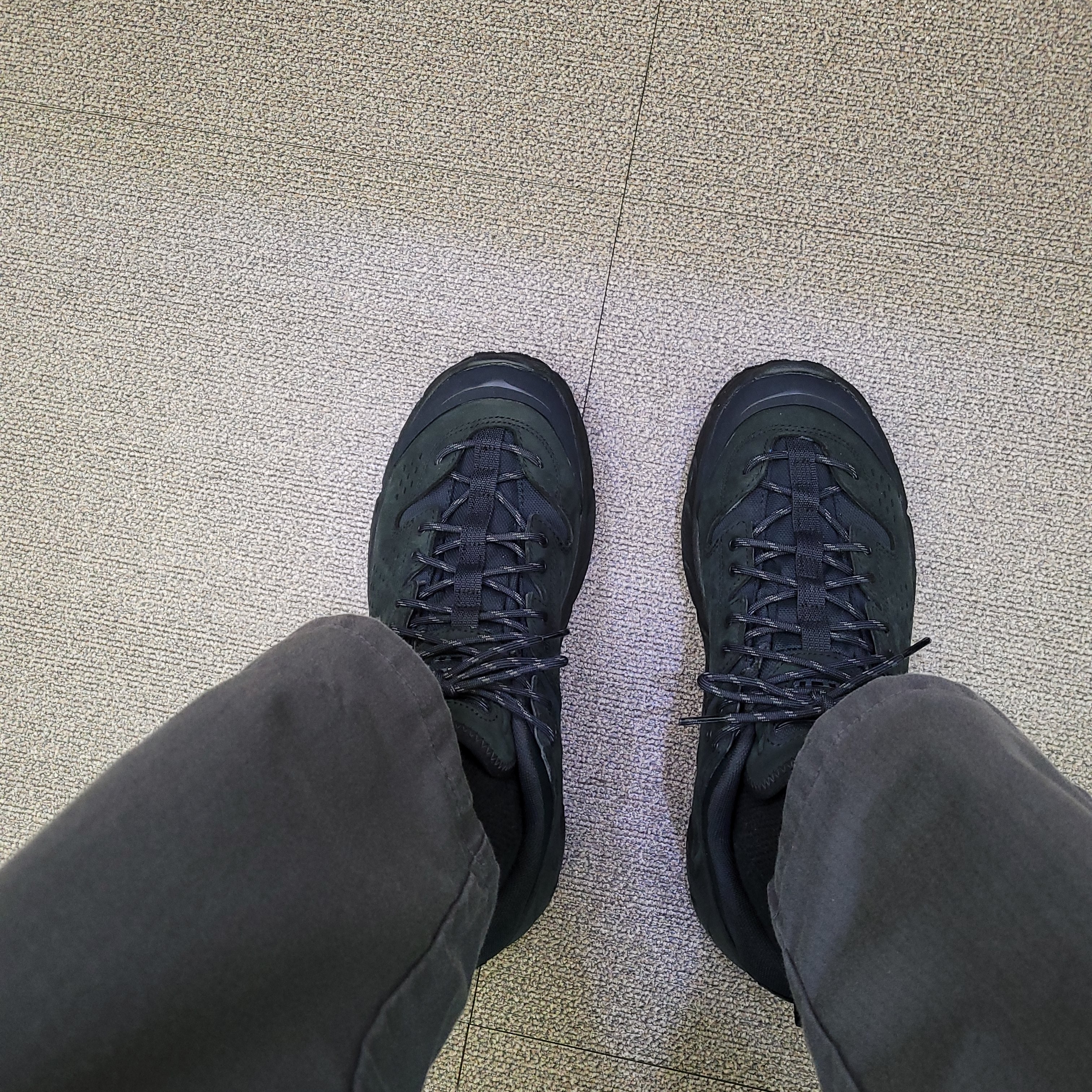 Hoka Tor Ultra Low Black 착용 스타일 - 1