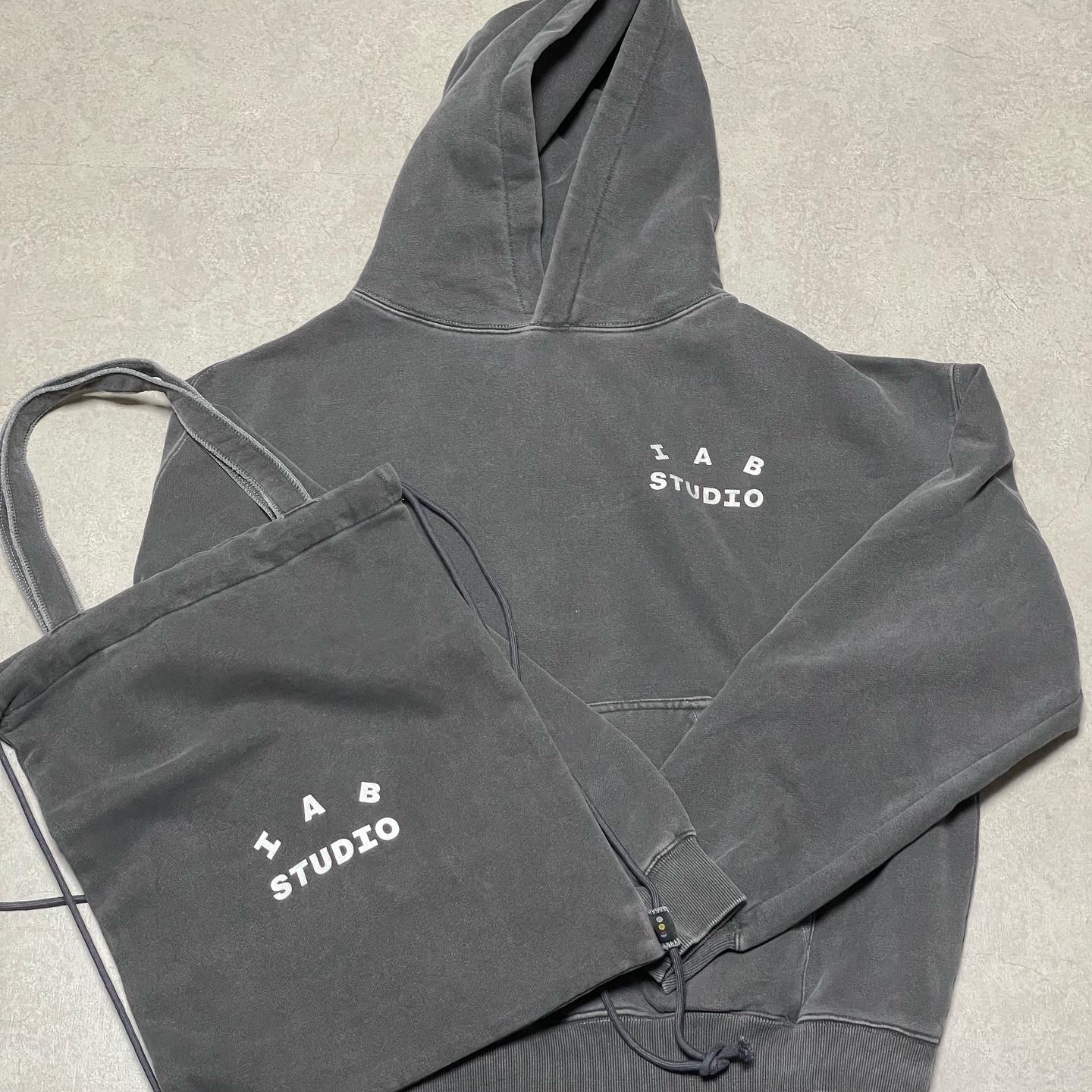 IAB Studio Pigment Hoodie & Sack Black 착용 스타일 - 2