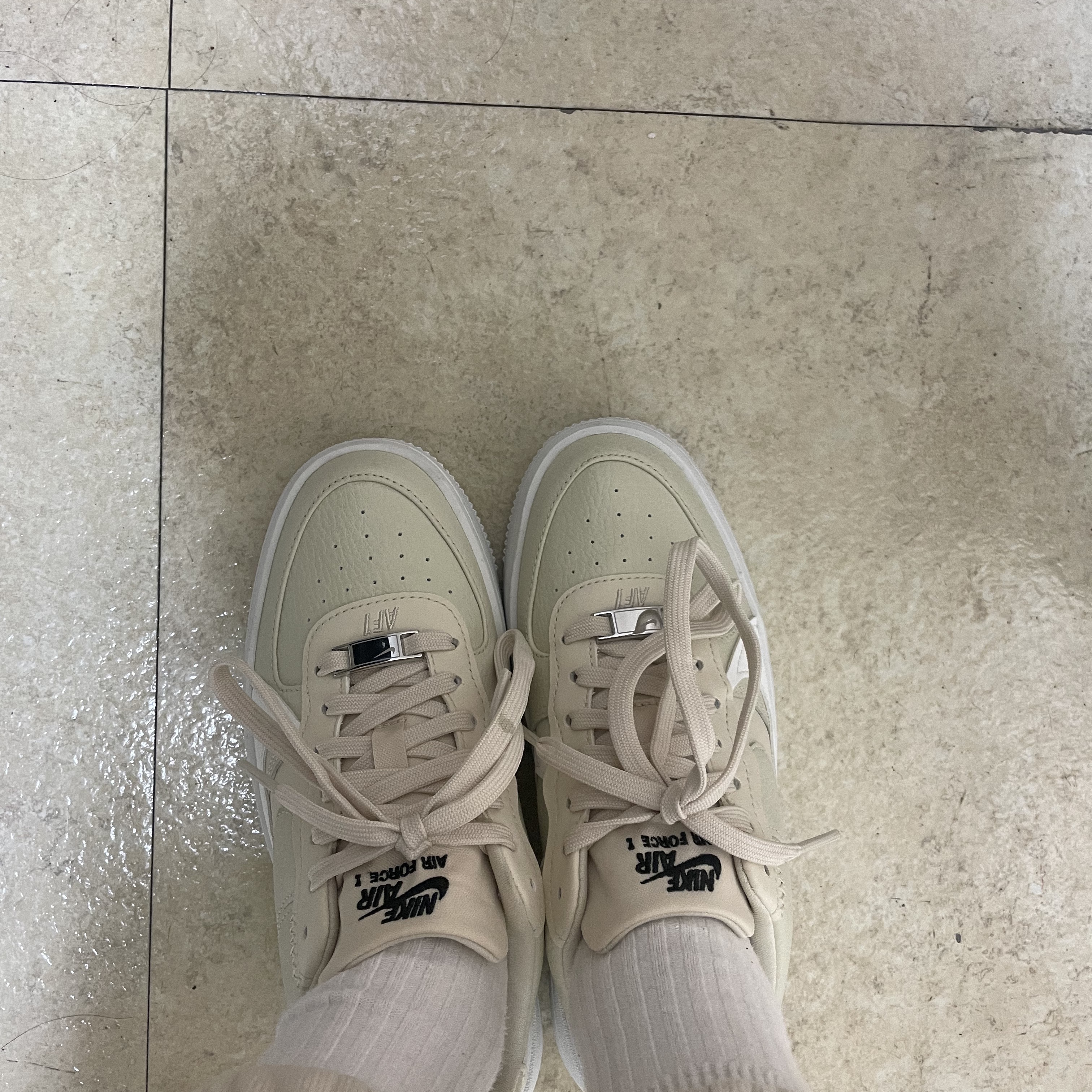 (W) Nike Air Force 1 PLT.AF.ORM Fossil and White 착용 스타일 - 1