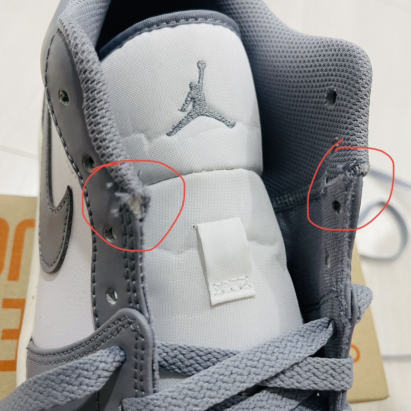 Jordan 1 Low Stealth and White 착용 스타일 - 2