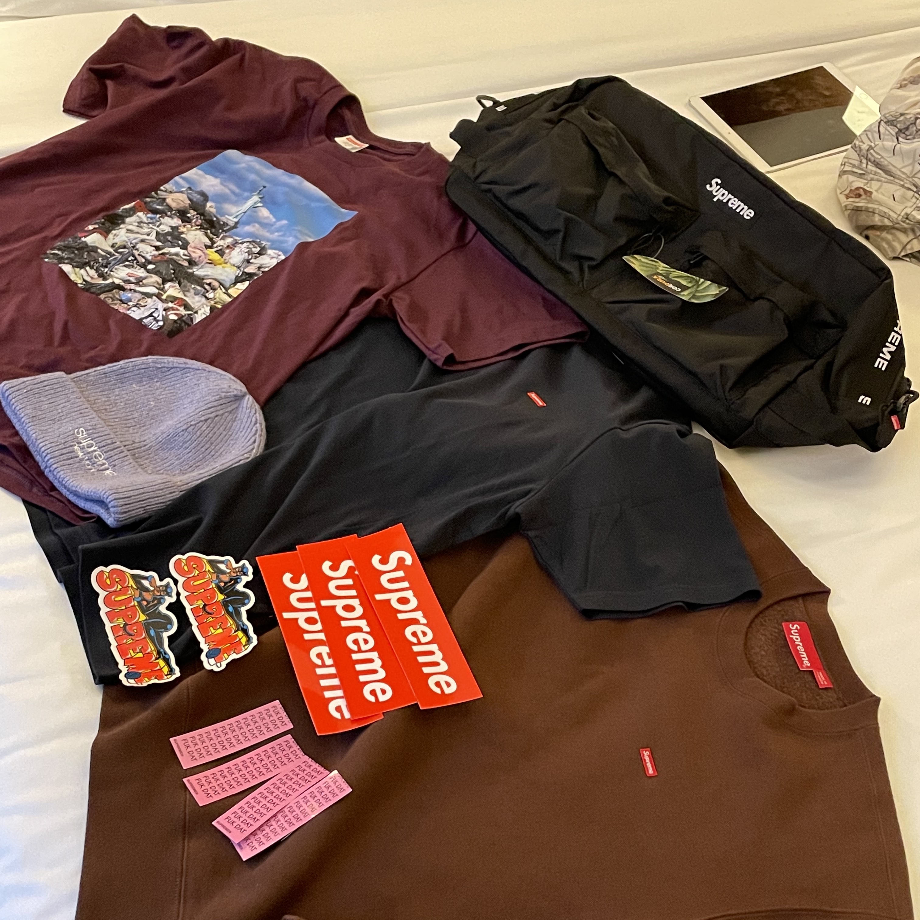 Supreme Small Box Crewneck Dark Brown - 22FW, Supreme Small Box T-Shirt Navy - 22FW 착용 스타일 - 2