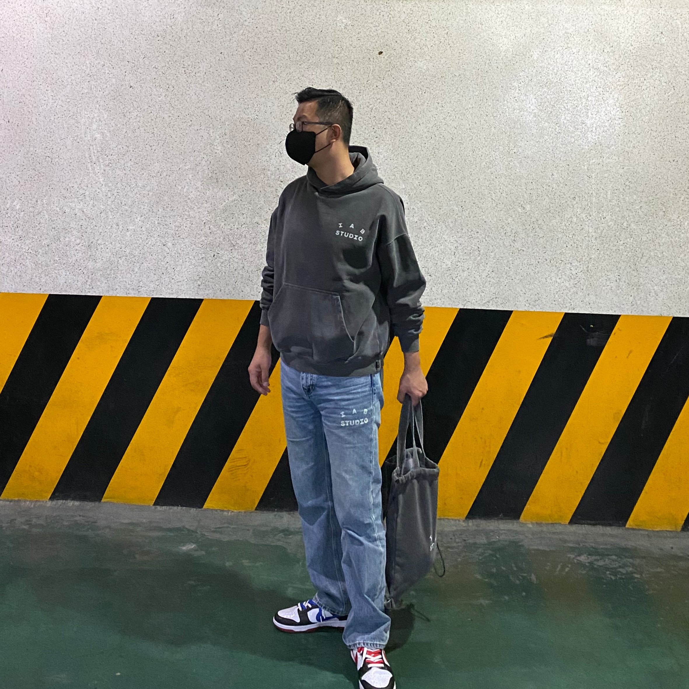 IAB Studio Pigment Hoodie & Sack Black, IAB Studio x Lee Denim Jeans Indigo Navy 착용 스타일 - 2