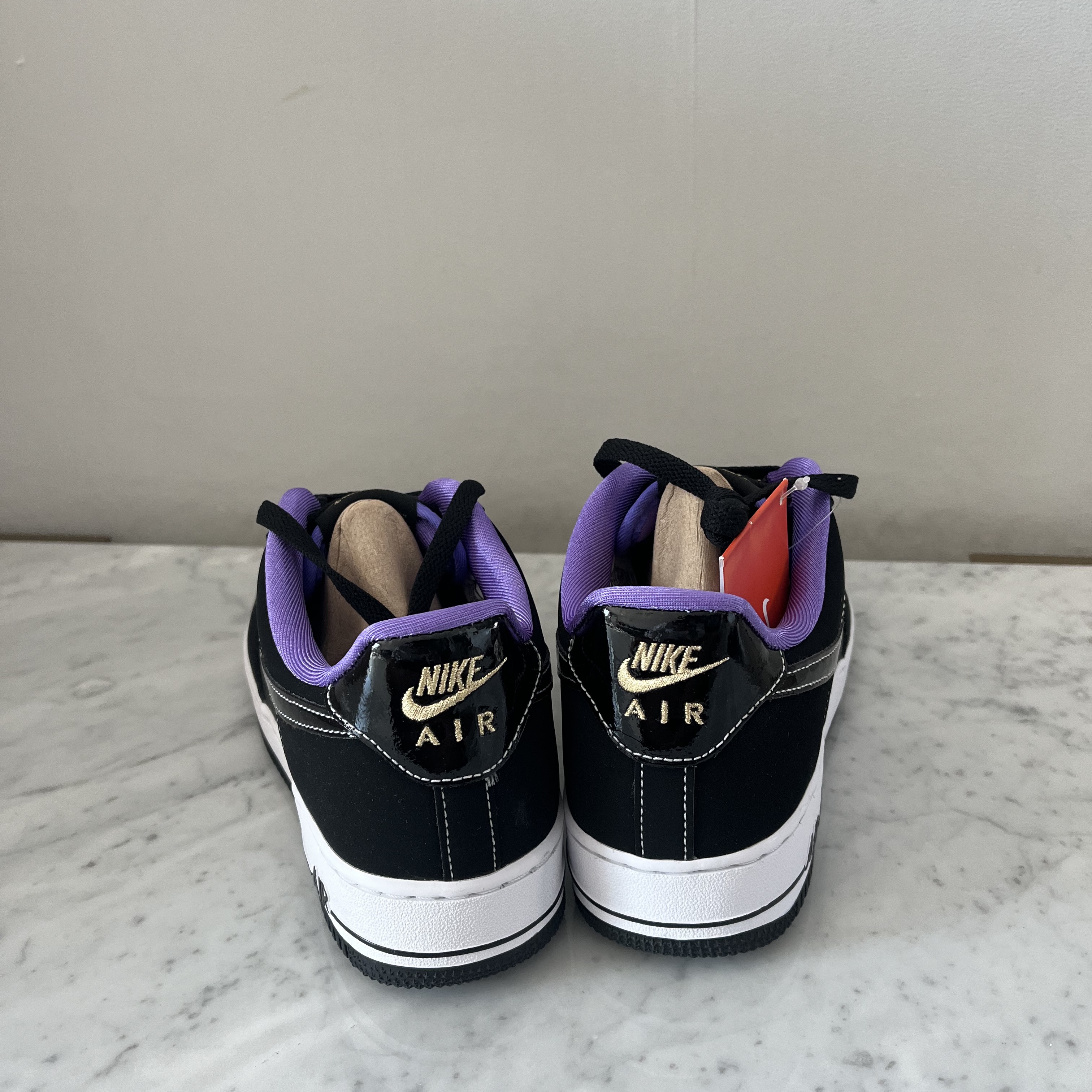 Nike Air Force 1 '07 LV8 EMB World Champions Black Iron Grey 착용 스타일 - 2