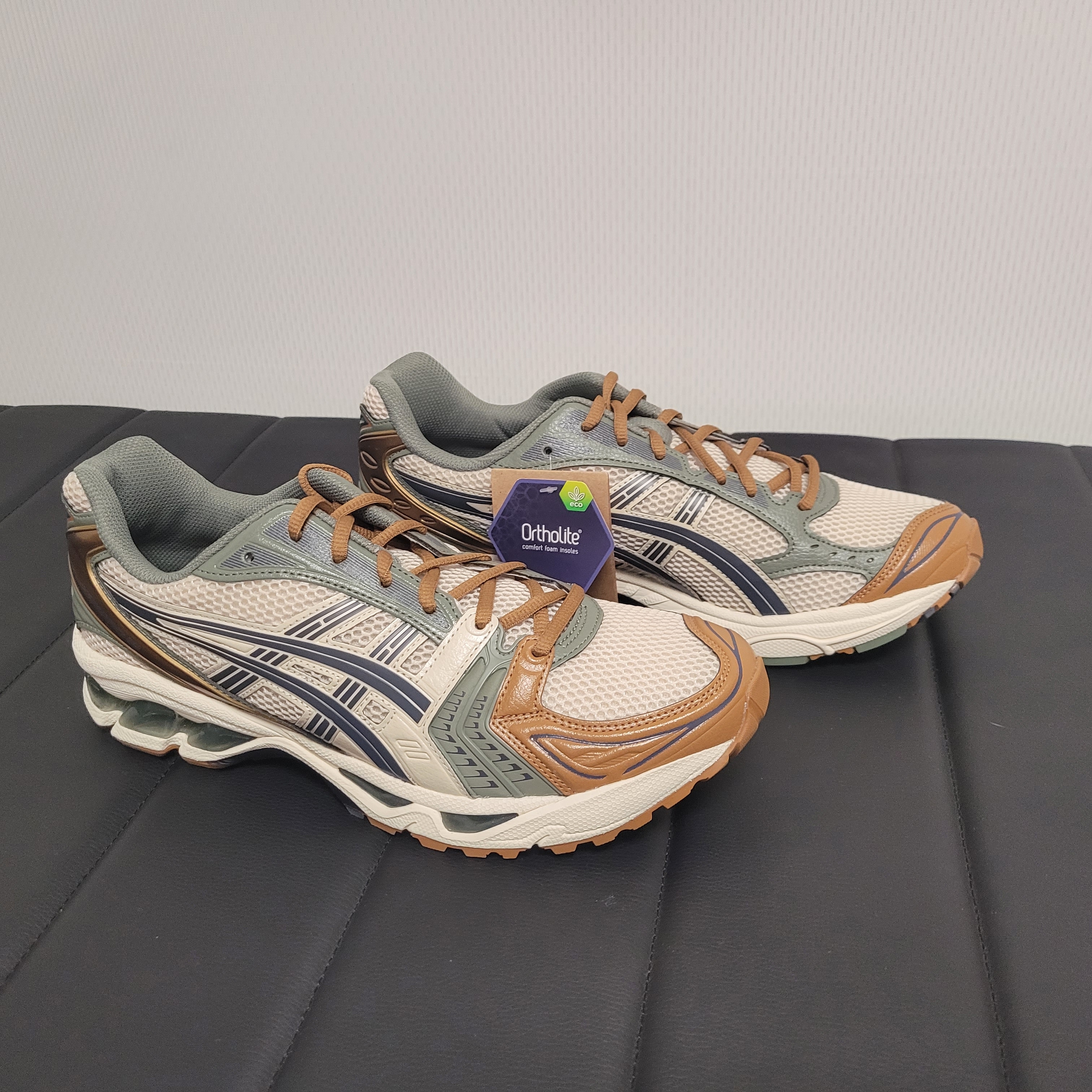 Asics Gel-Kayano 14 Vanilla Tarmac 착용 스타일 - 4