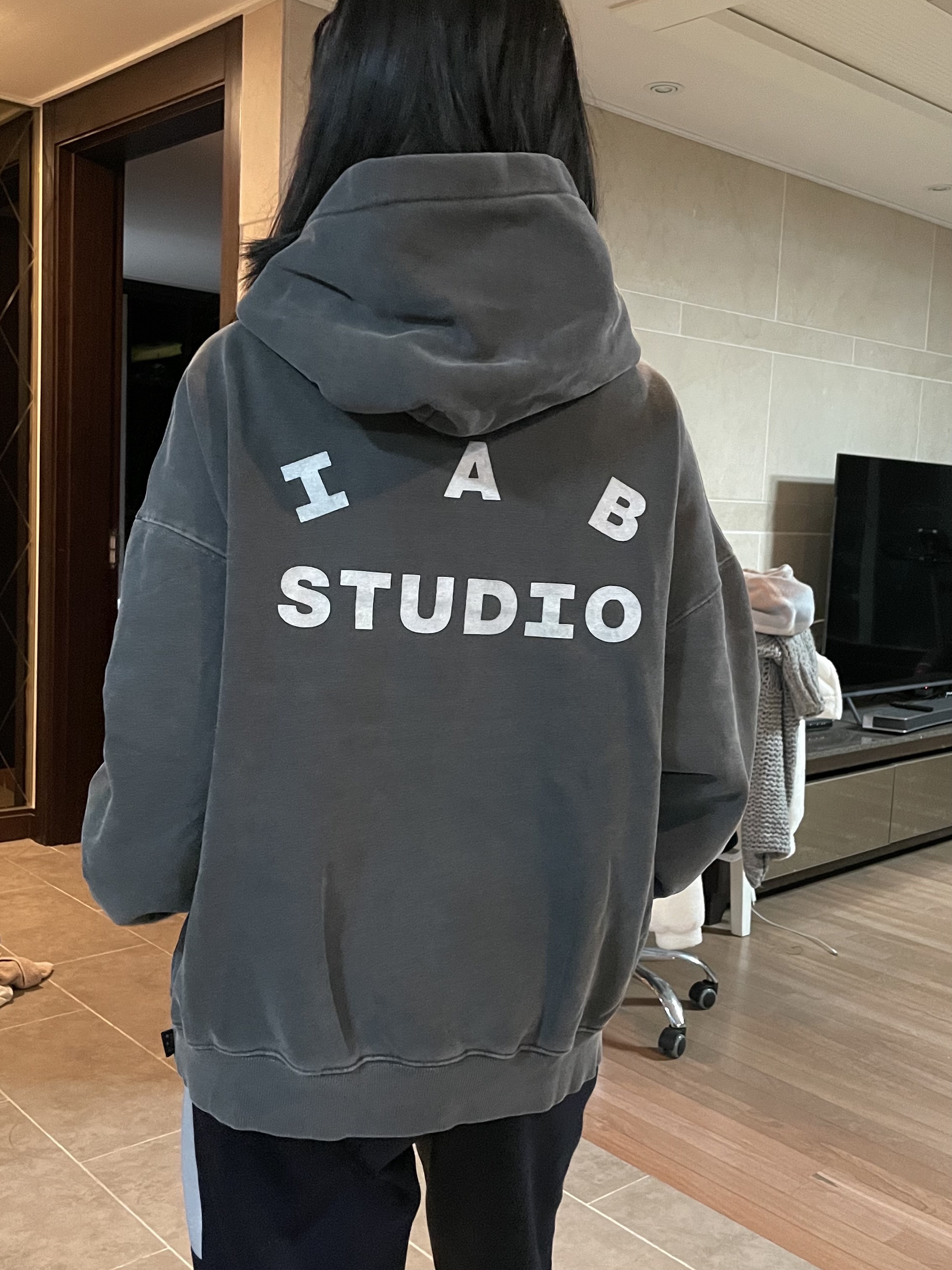 IAB Studio Pigment Hoodie & Sack Black 착용 스타일