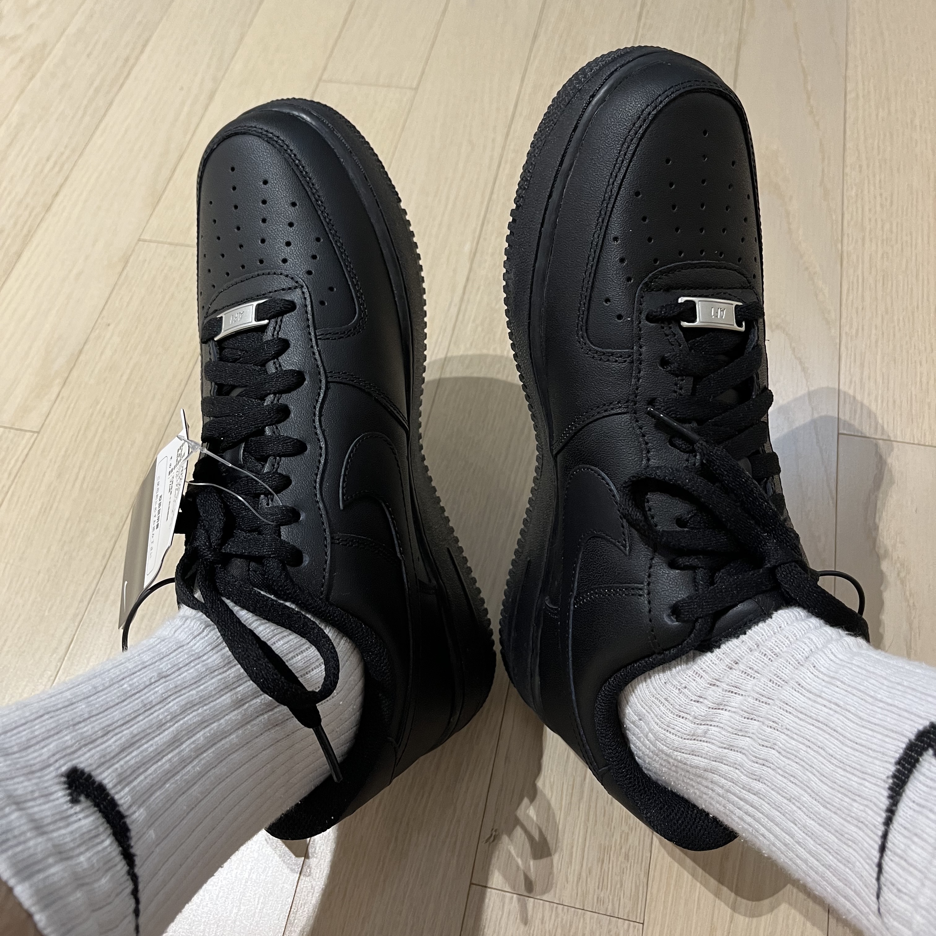 Nike Air Force 1 '07 Low Triple Black 착용 스타일 - 1