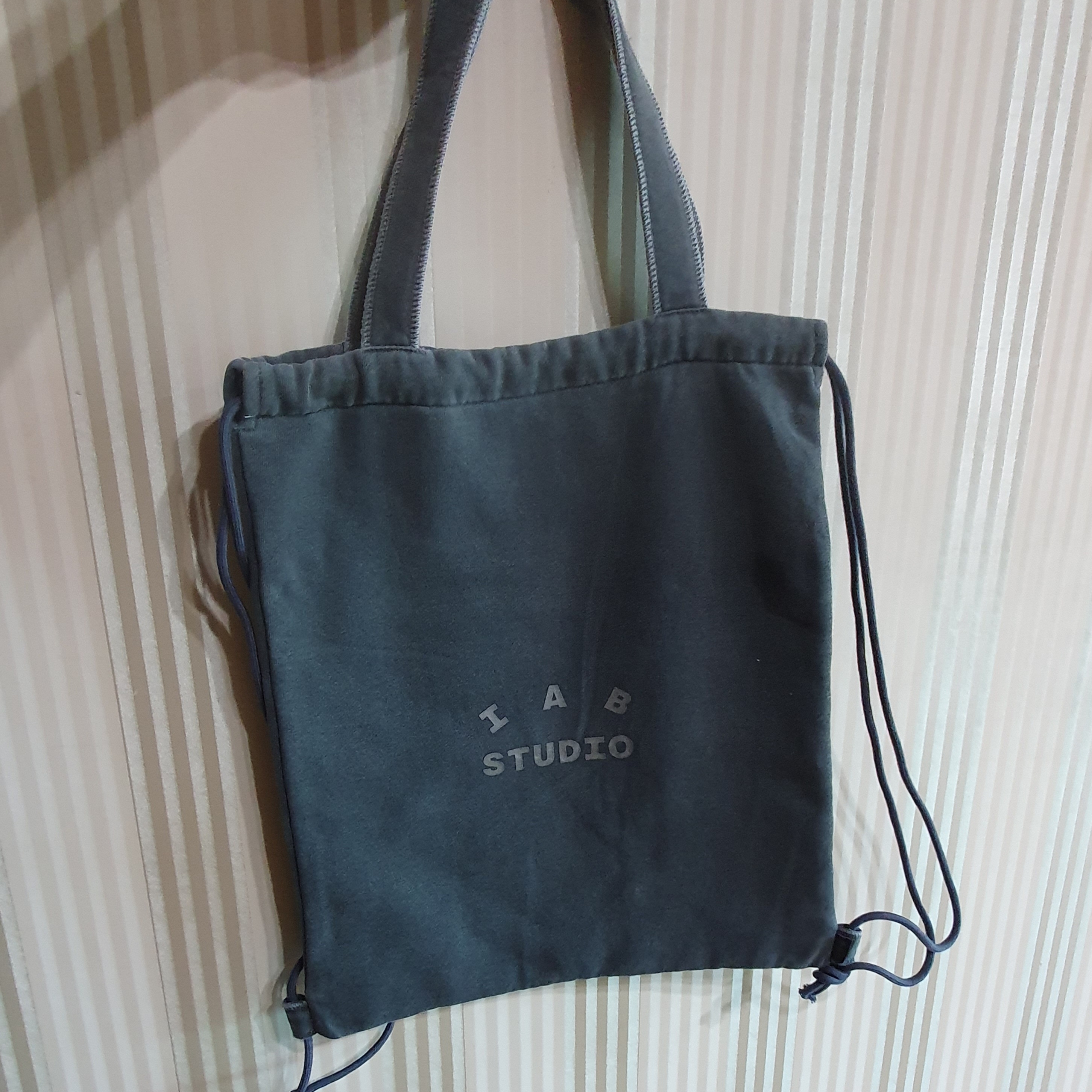 IAB Studio Pigment Hoodie & Sack Black 착용 스타일 - 2