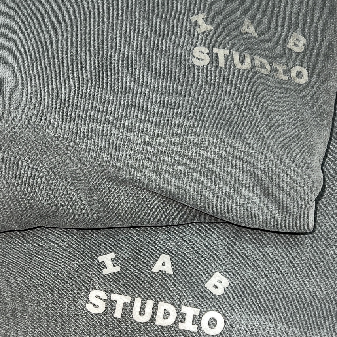 IAB Studio Pigment Hoodie & Sack Black 착용 스타일
