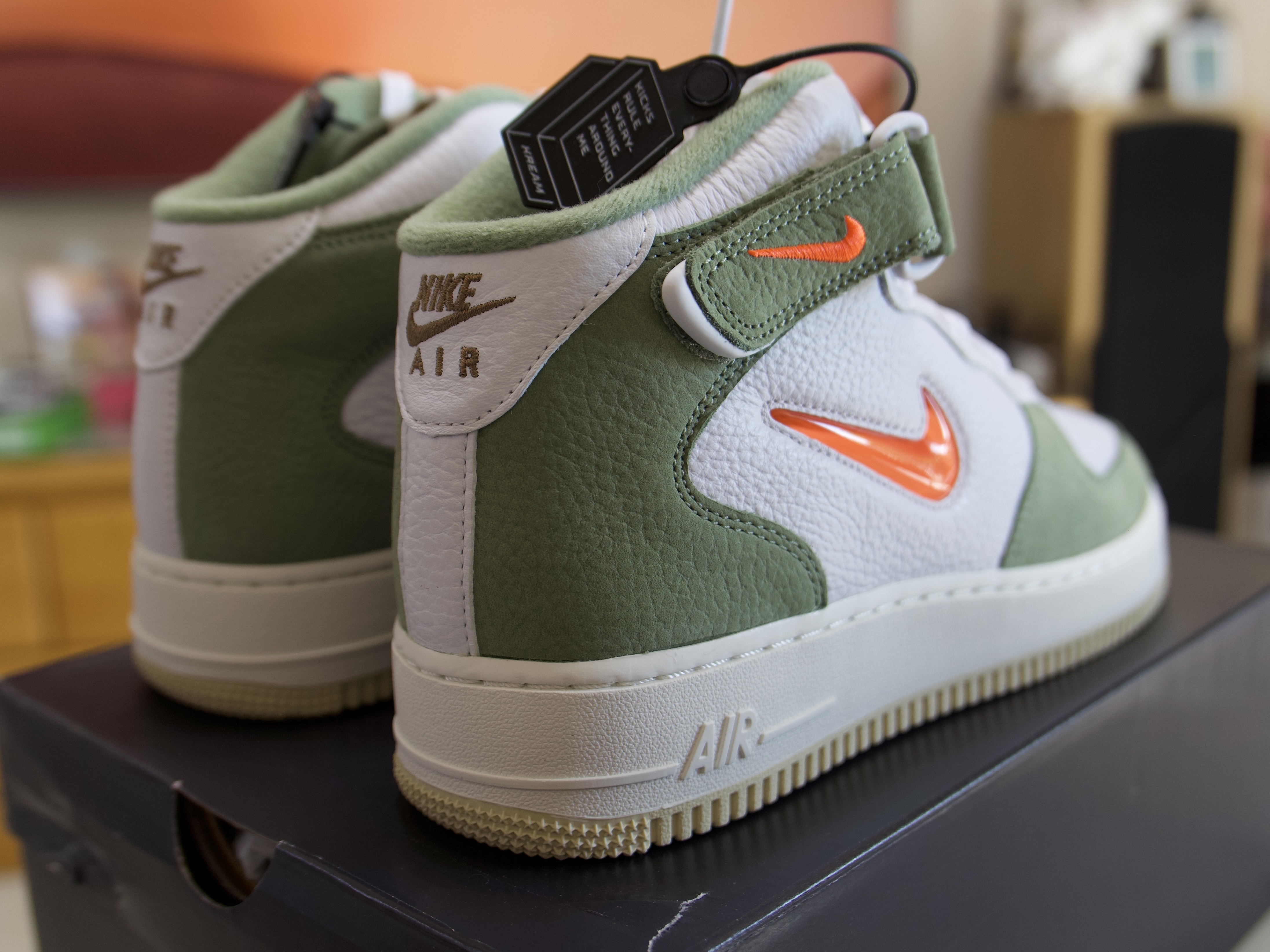 Nike Air Force 1 Mid '07 QS Olive Green and Total Orange 착용 스타일 - 4