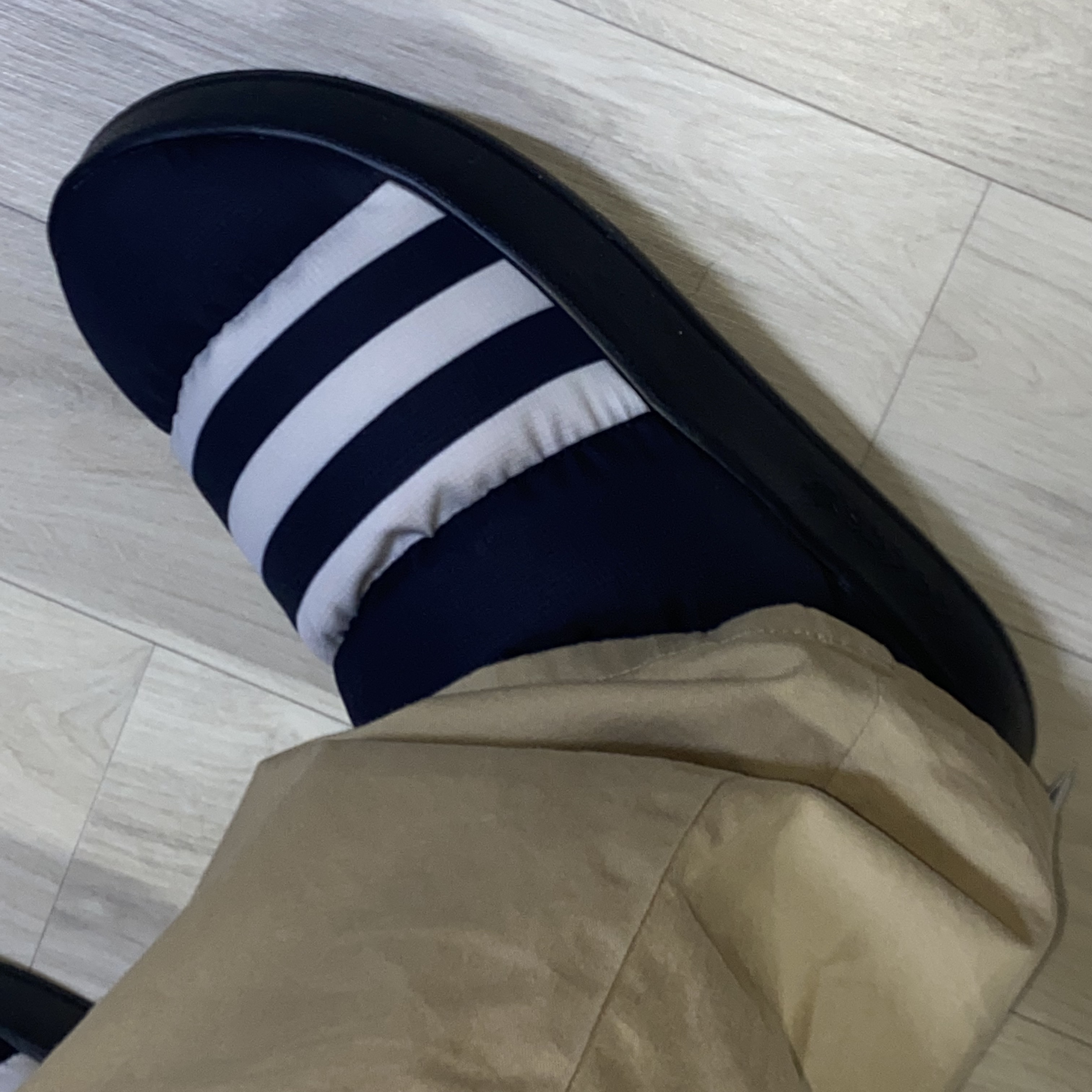Adidas Puffylette Core Black 착용 스타일