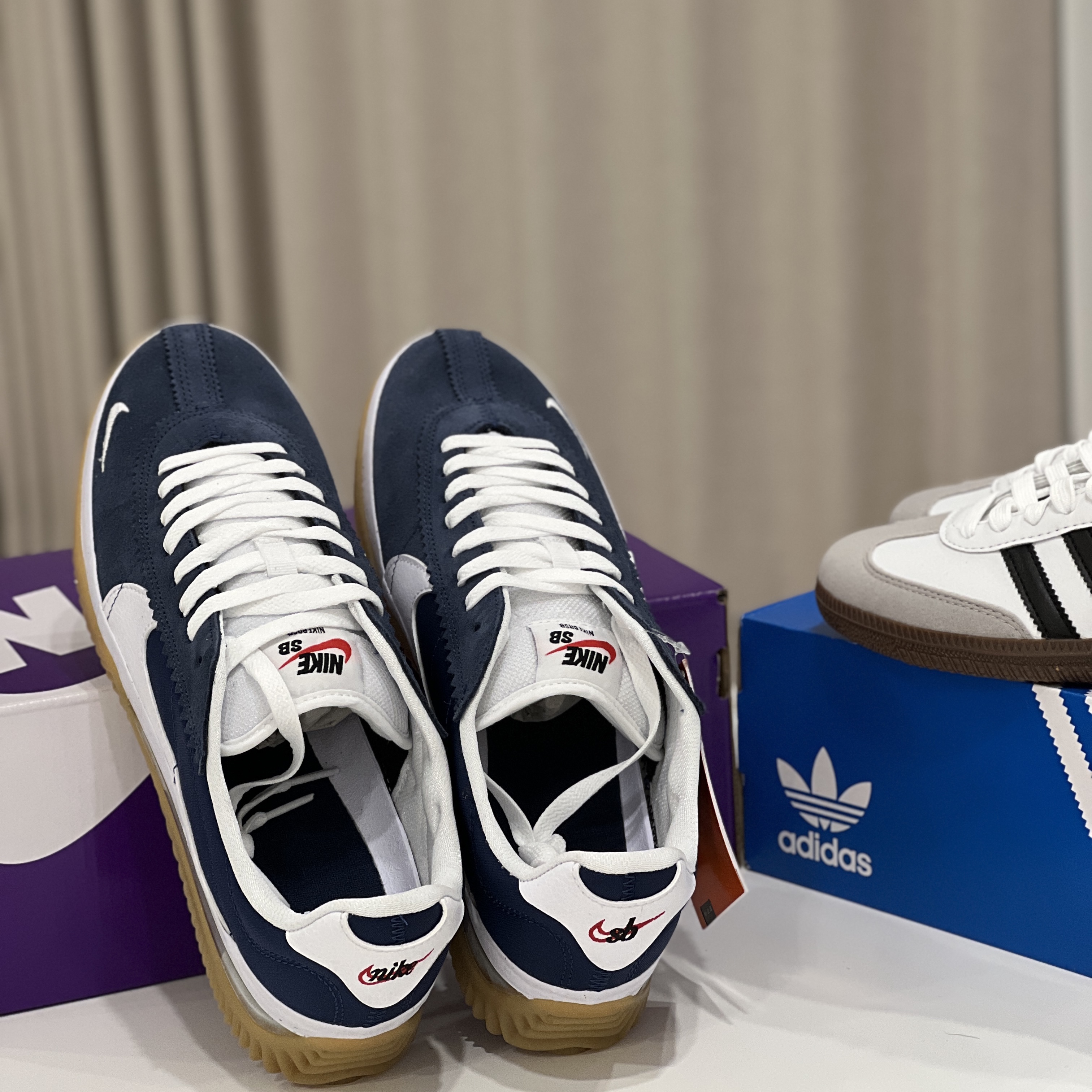 Nike BRSB Navy White, Adidas Samba Vegan White Black 착용 스타일 - 3