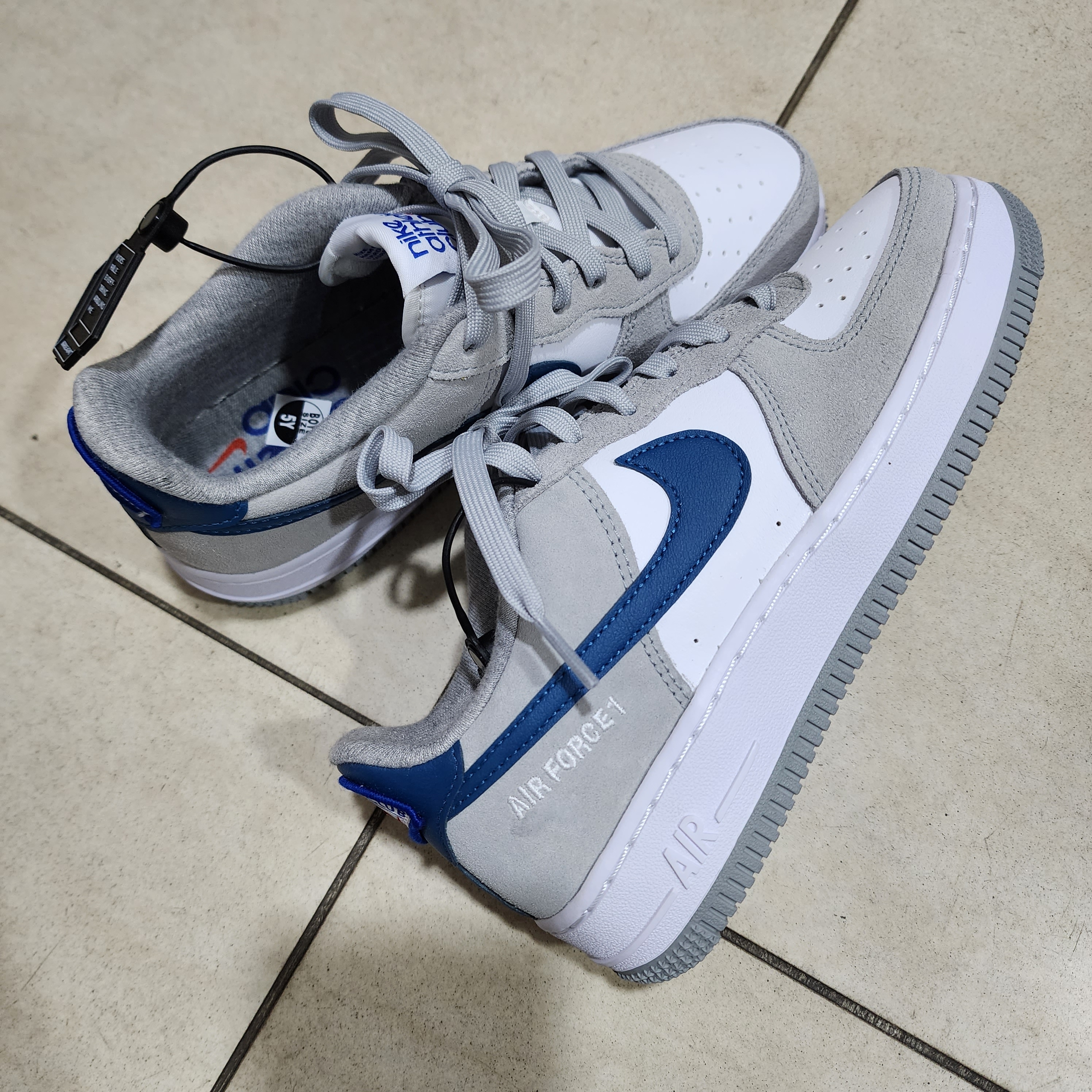 (GS) Nike Air Force 1 LV8 Athletic Club Light Smoke Grey Marina 착용 스타일 - 1