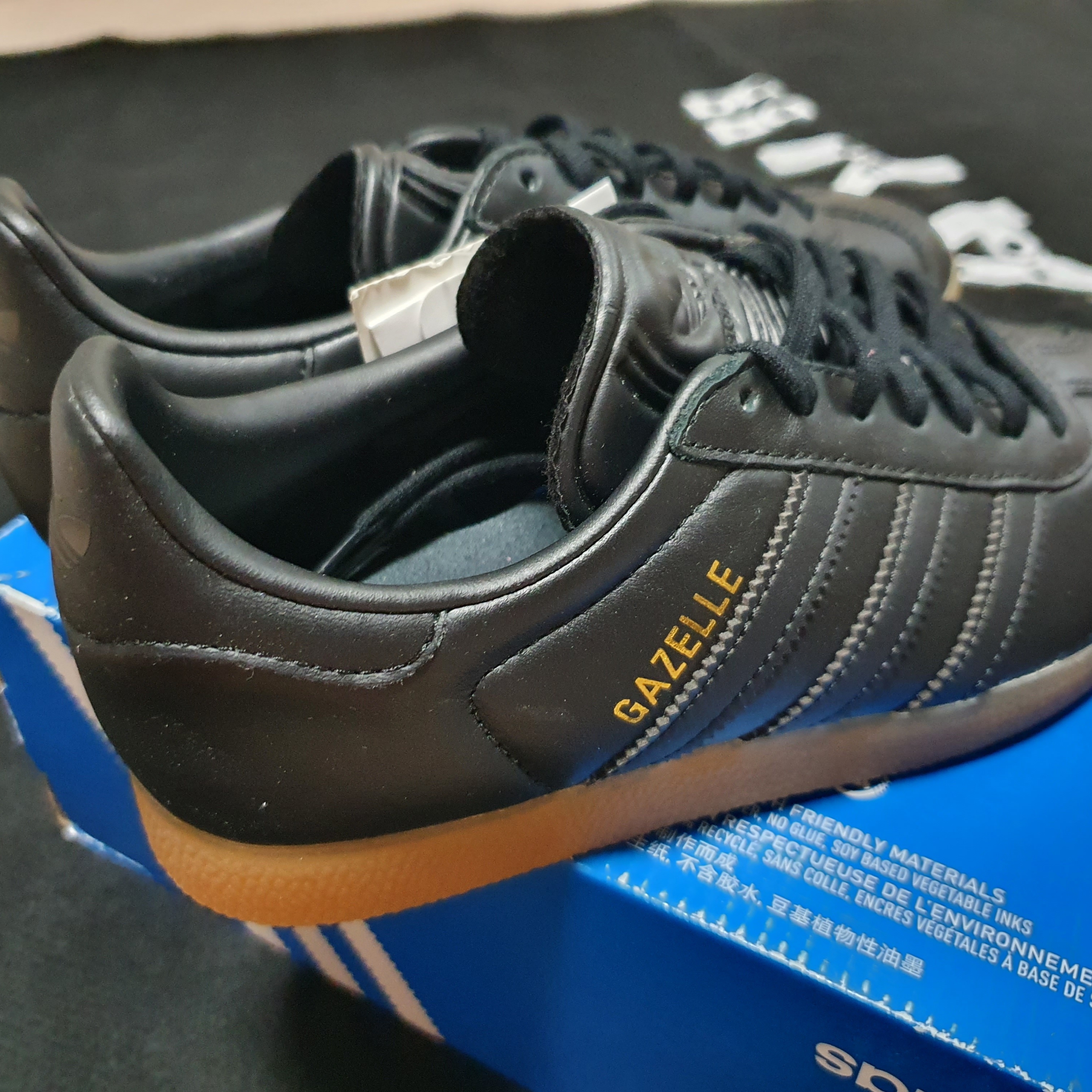 Adidas Gazelle Core Black Gum 착용 스타일 - 2