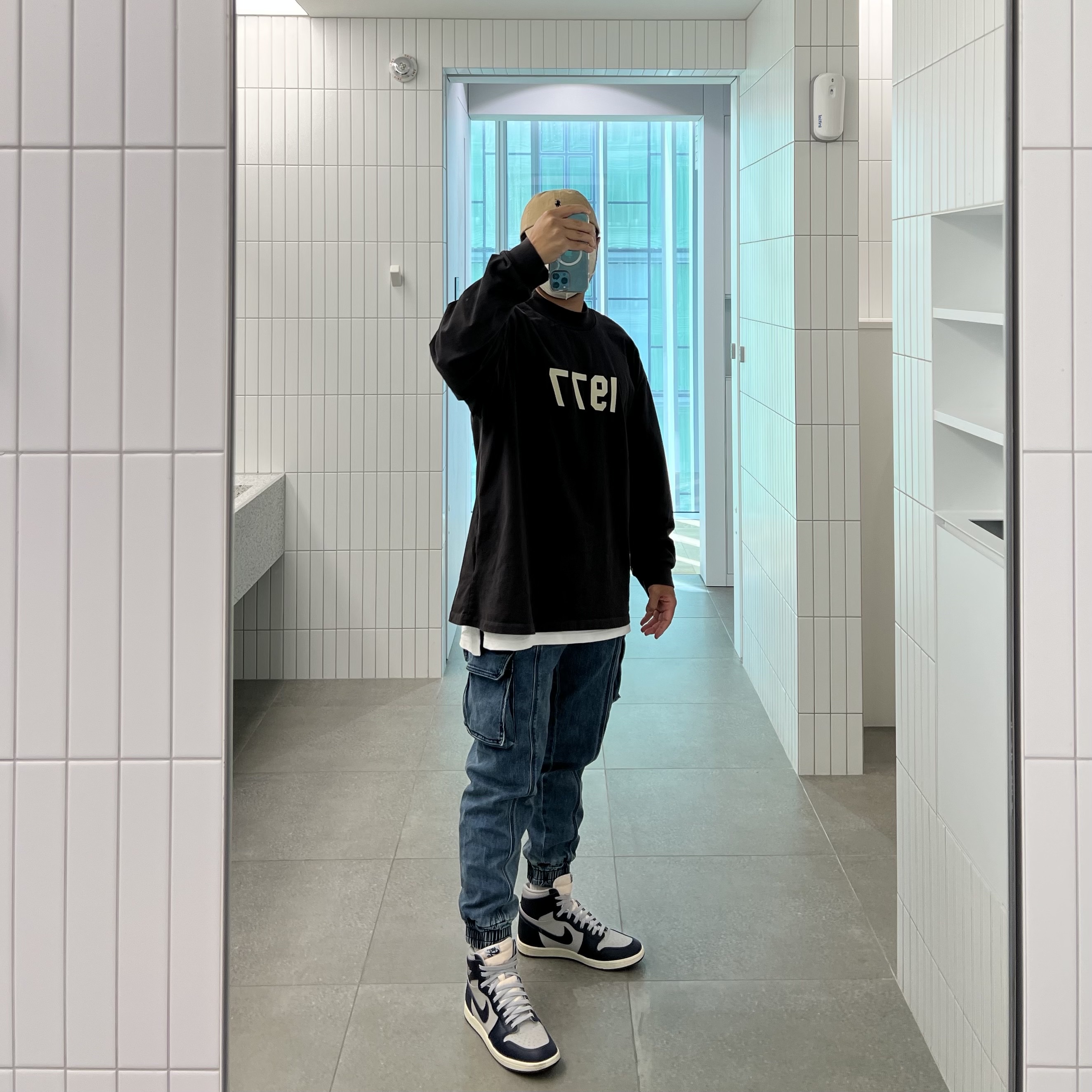 Jordan 1 High 85 College Navy, Essentials 1977 Long Sleeve T-Shirt Iron - 22SS 착용 스타일