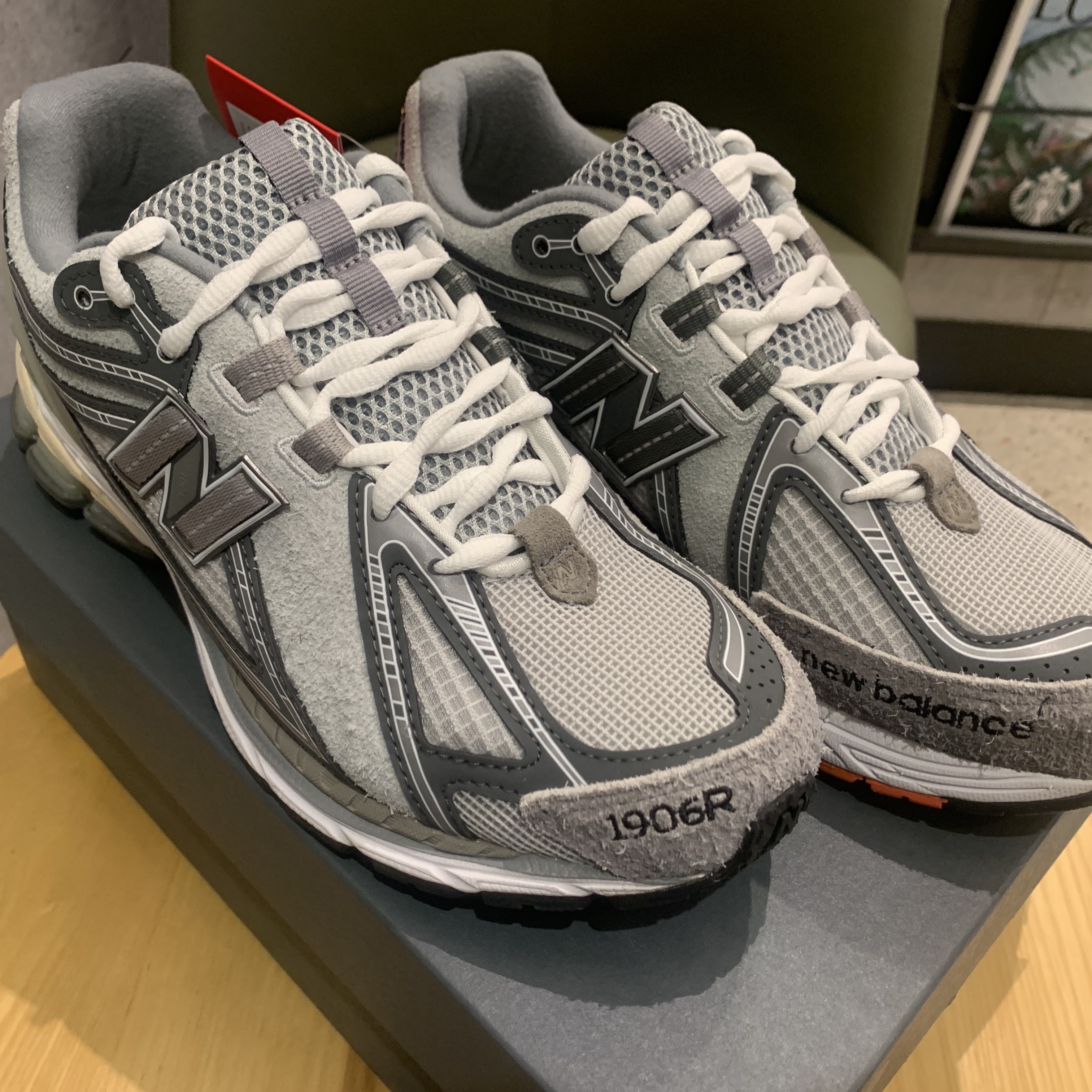 New Balance x Invincible x N.Hoolywood 1906R Gray 착용 스타일 - 2