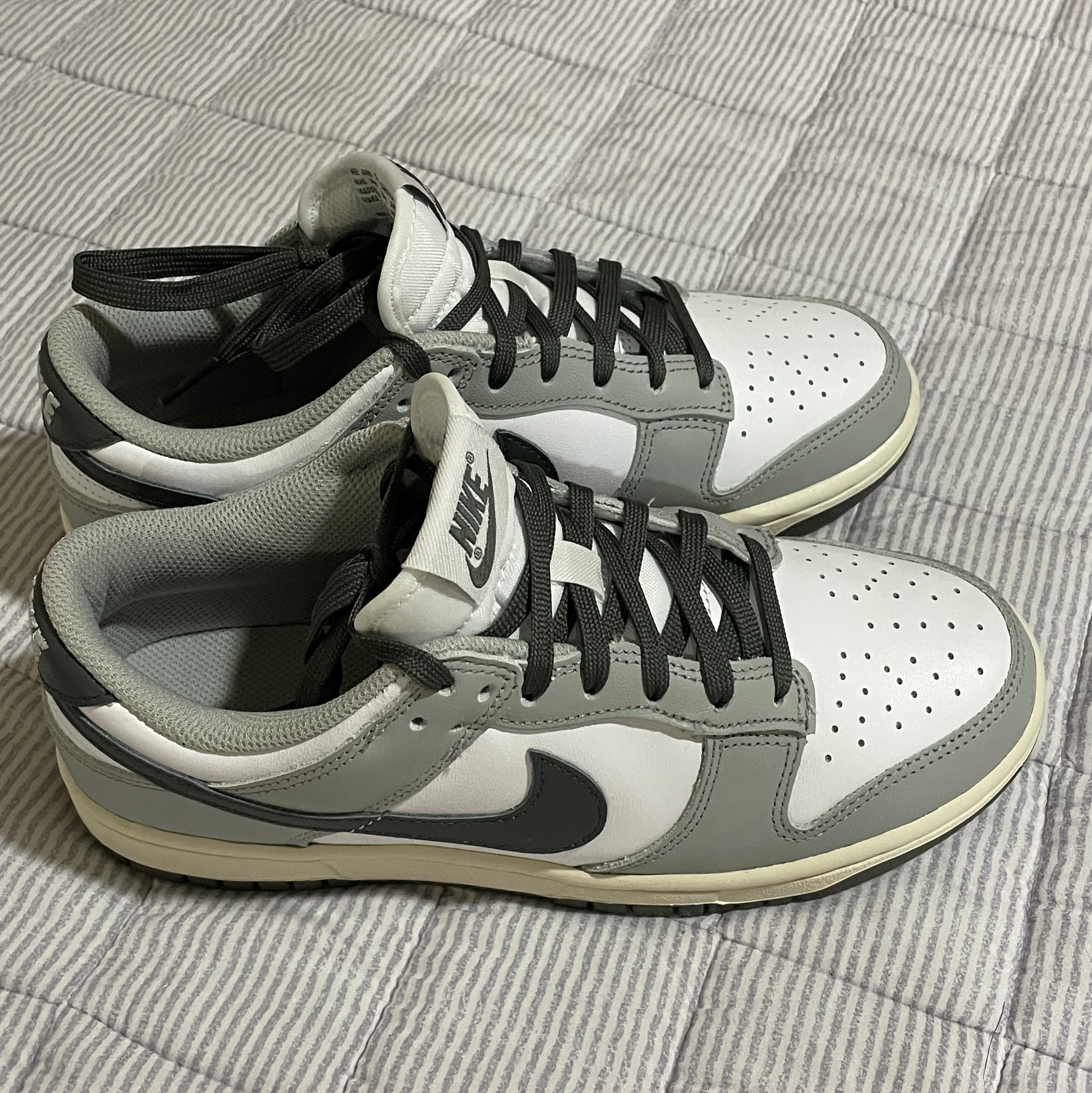 (W) Nike Dunk Low Light Smoke Grey 착용 스타일 - 1