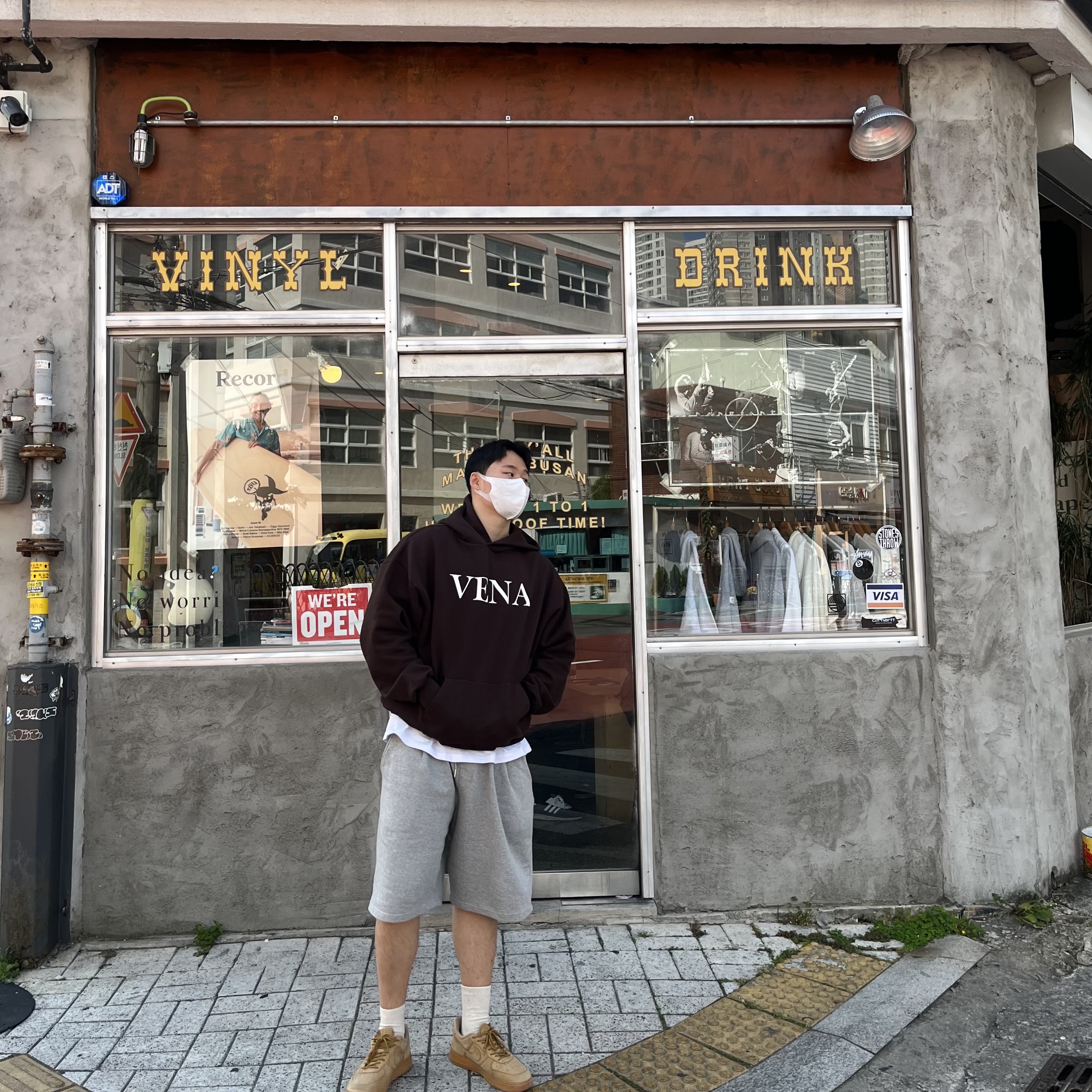 Nike Air Force 1 '07 WB Flax, Apple Watch Nike SE 44mm GPS Space Gray Aluminum Case with Nike Sport Band Anthracite Black (Korean Ver.) 착용 스타일 - 2