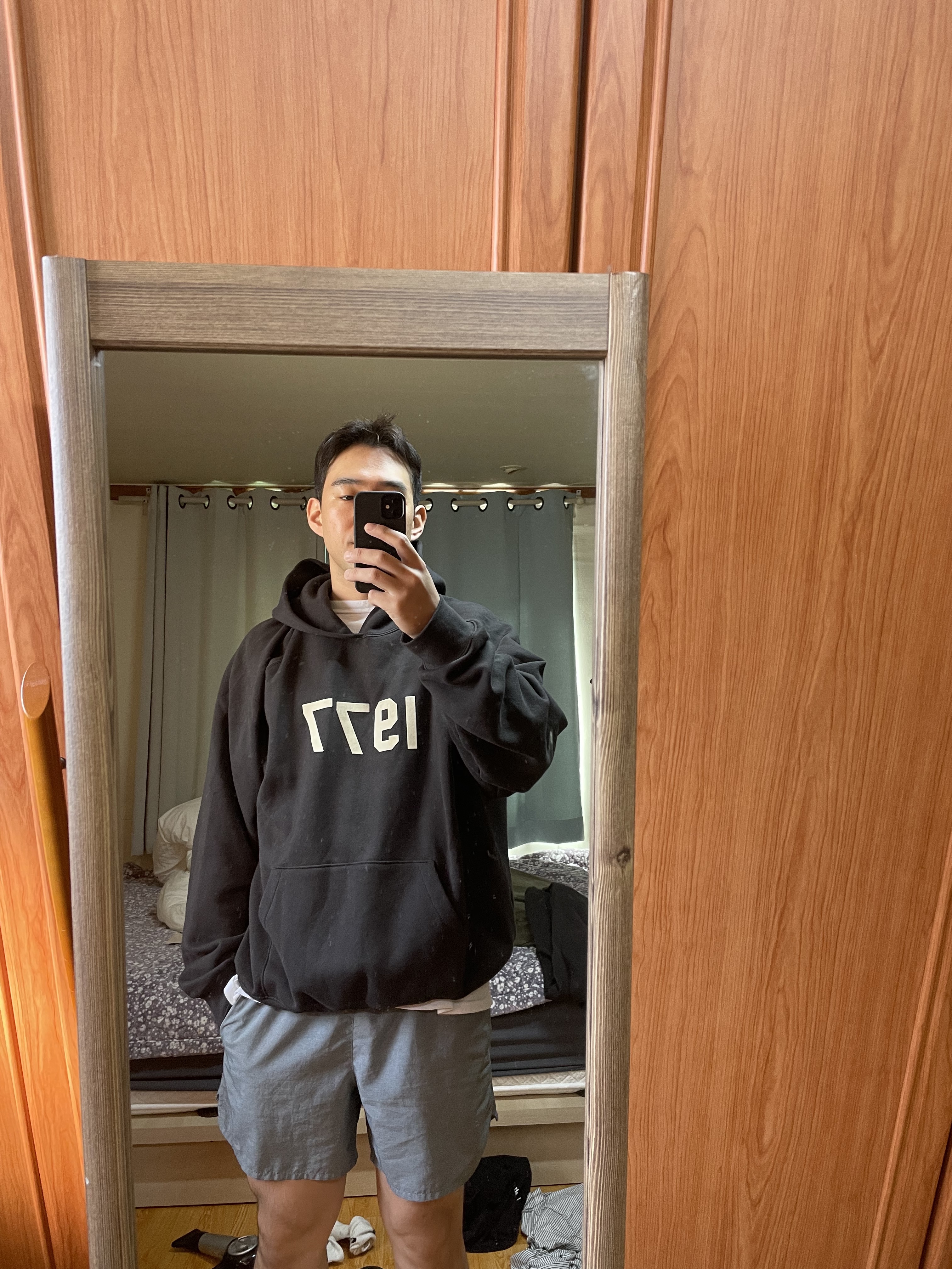Essentials 1977 Hoodie Iron - 22SS 착용 스타일