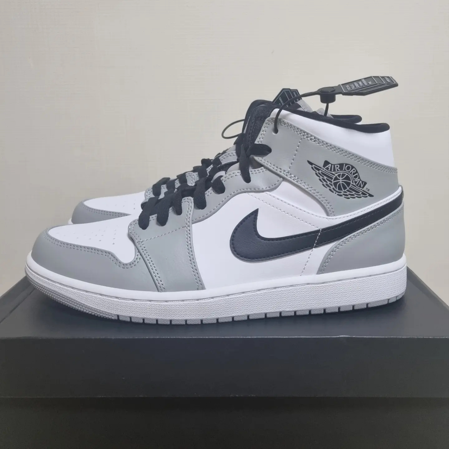 Jordan 1 Mid Light Smoke Grey 착용 스타일 - 3