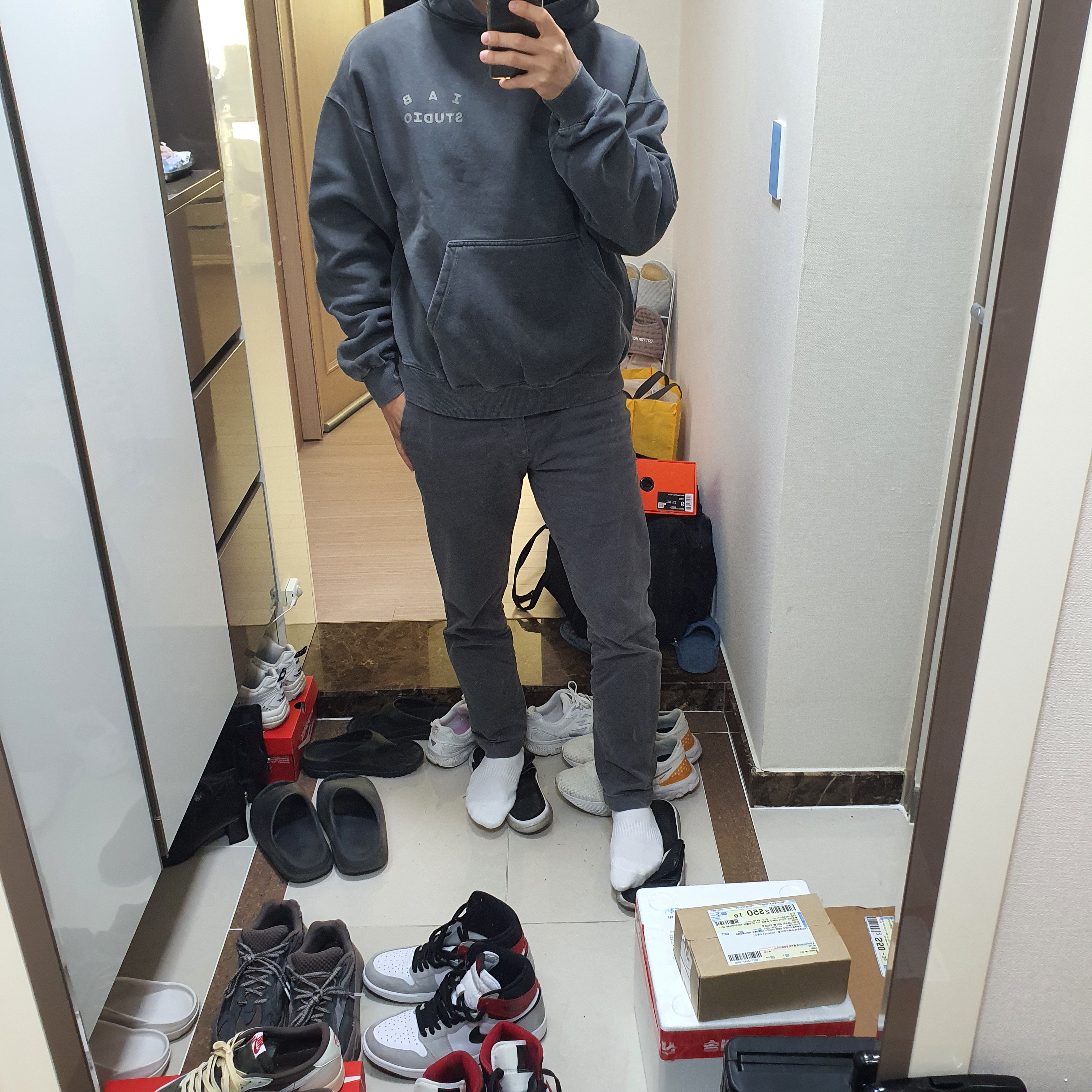 IAB Studio Pigment Hoodie & Sack Black 착용 스타일